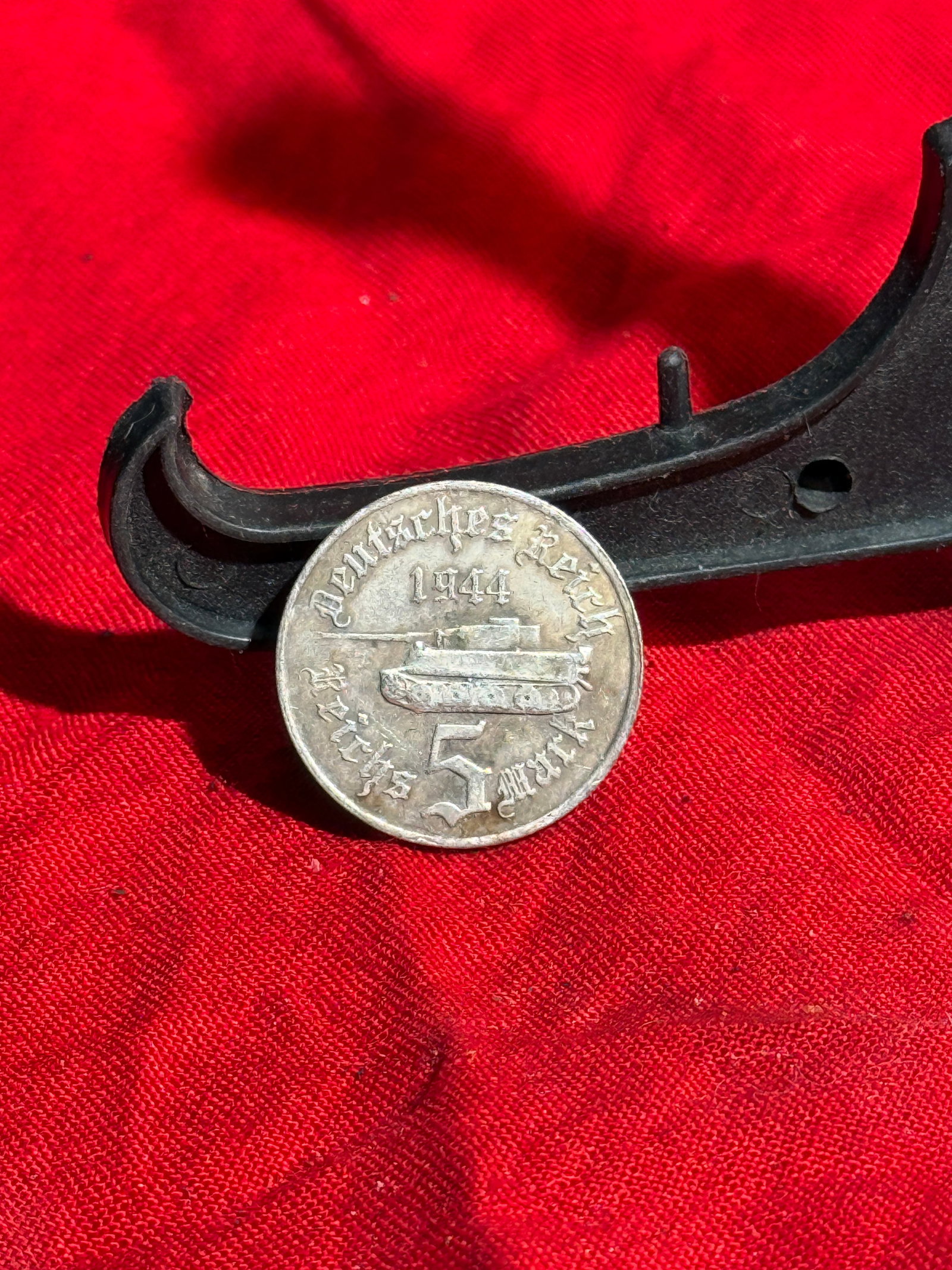 WW2 German Propaganda Coin – “Deutsches Reich 1944 – 5 Jahre Krieg: This coin-like token commemorates five years of World War II, bearing the inscription “Deutsches Reich 1944 – 5 Jahre Krieg” (“German Reich 1944 – 5 Years of War”). One side depict