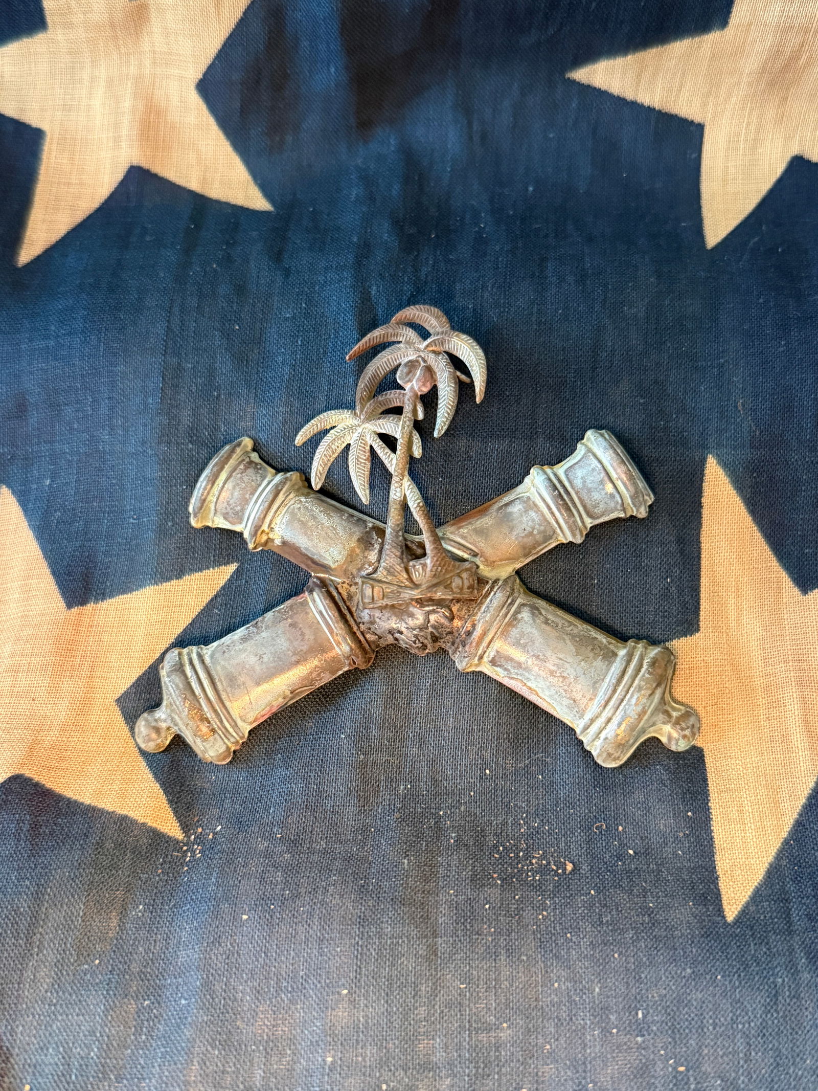 Civil War Confederate Heavy Artillery Headgear Badge – Florida Motif with Crossed Cannons, c. (1 of 4)