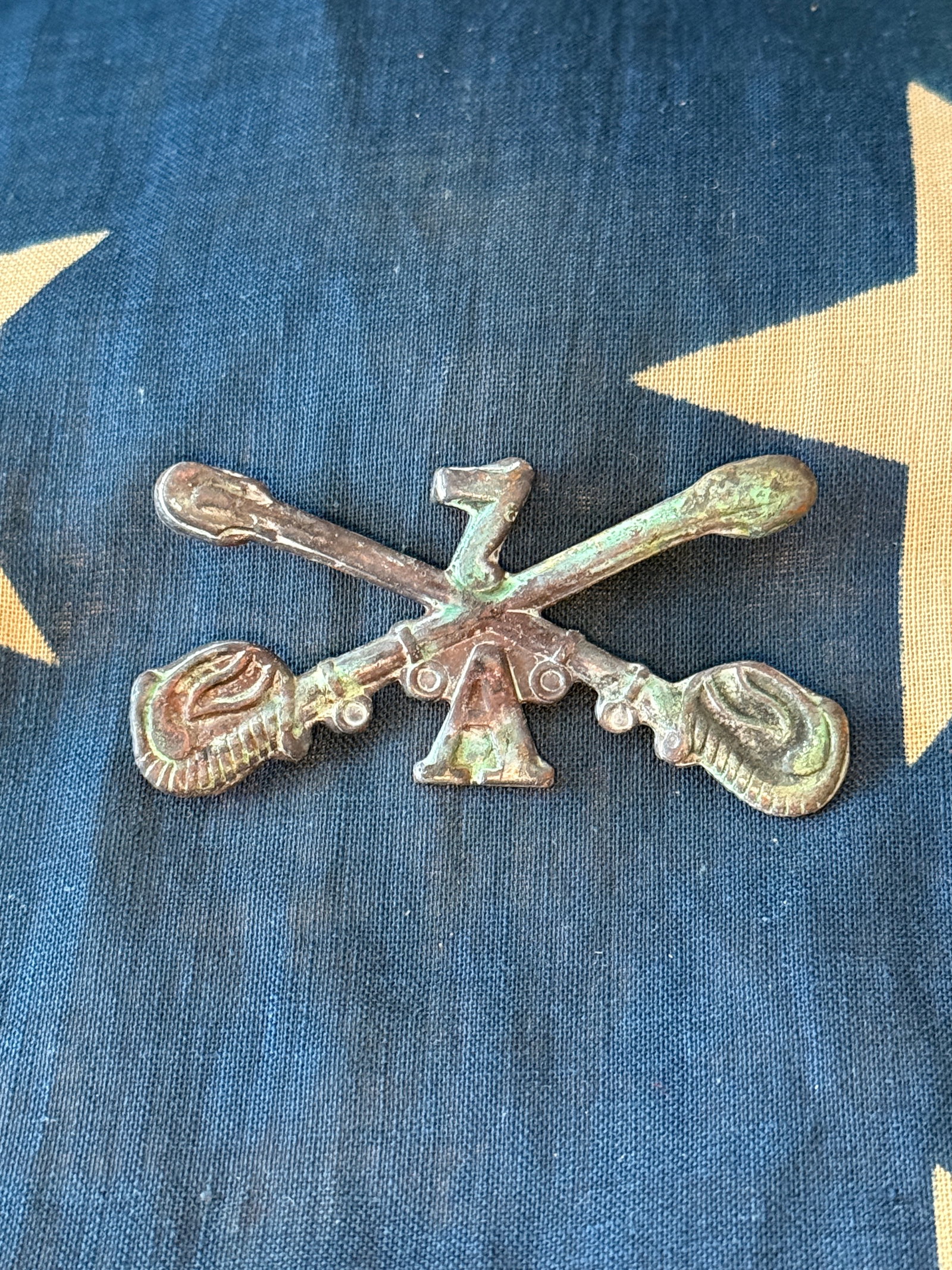 Rare Indian Wars Custer's 7th Cavalry Corps Headgear Badge Insignia: This cast metal insignia depicts two crossed cavalry sabers, the traditional symbol of mounted military units in the United States Army. The sabers feature detailed hilts and curved blades, reflecting