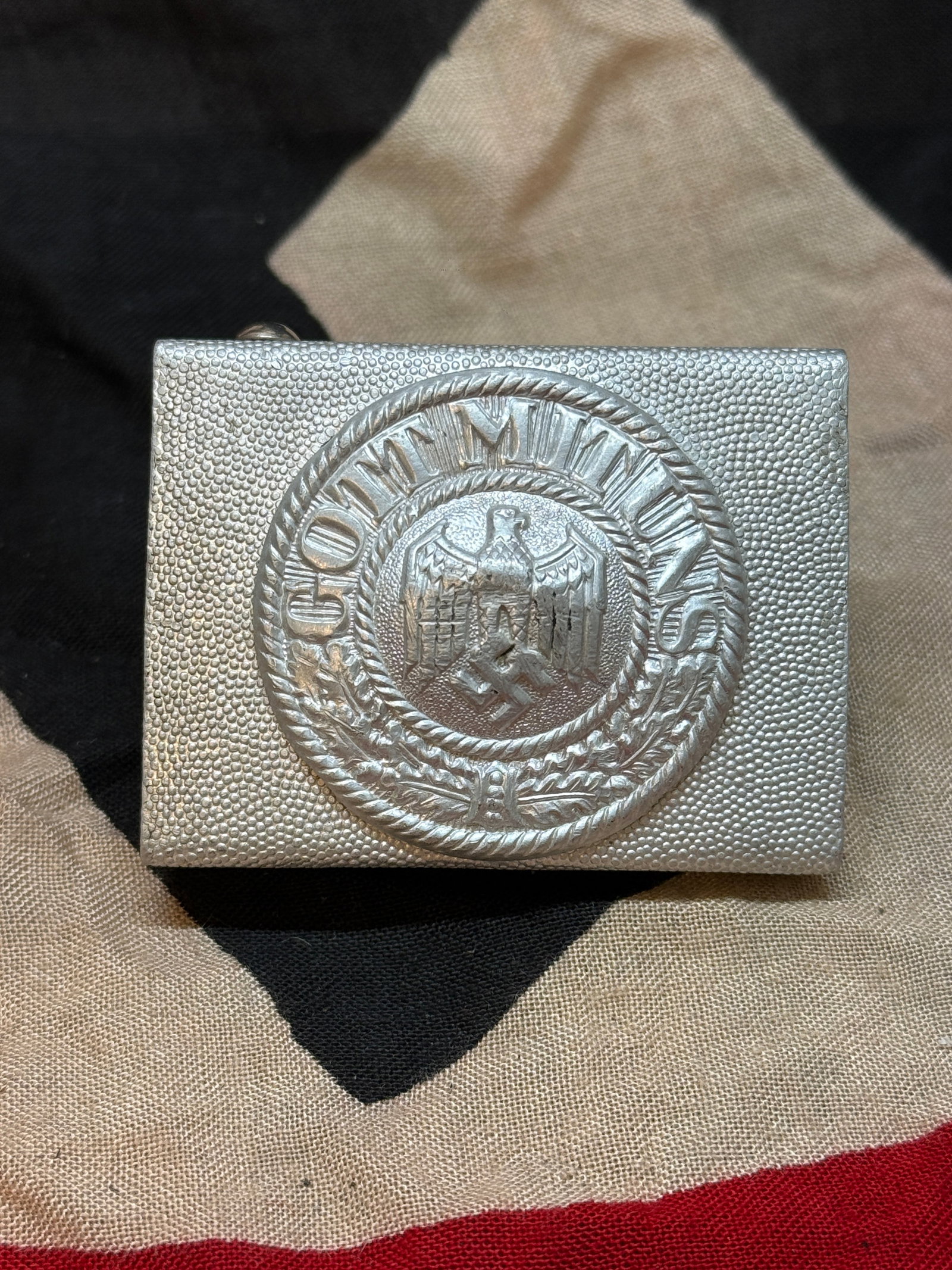 WWII – German Wehrmacht Heer Belt Buckle (Army Issue): This aluminum belt buckle is a standard-issue example used by soldiers of the German Army (Heer) during World War II. It features the inscription “Gott mit uns” (“God with us”) surroun