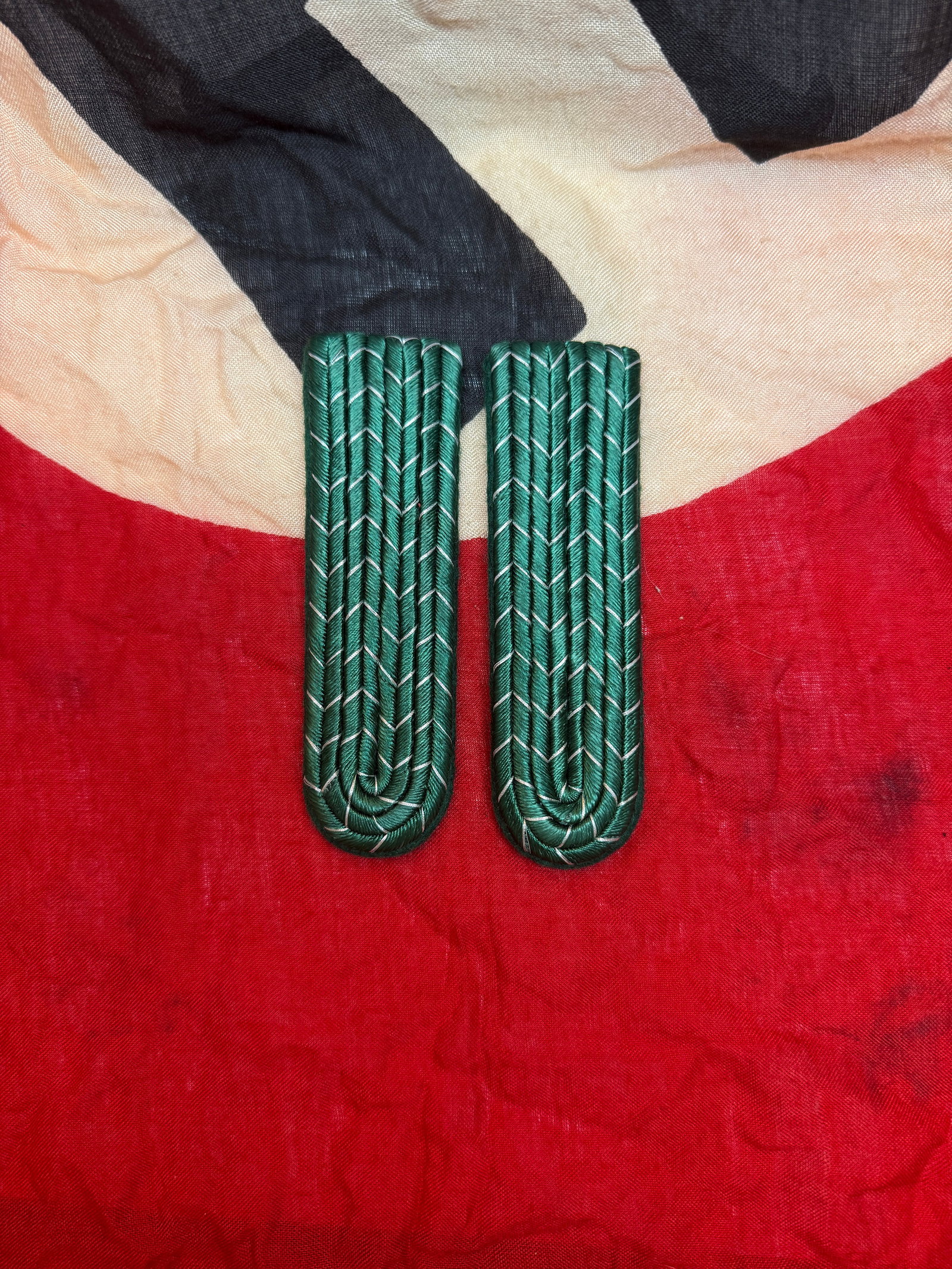 WWII German Army (Heer) Shoulder Boards – Infantry / Jäger (Green Waffenfarbe) (1 of 3)
