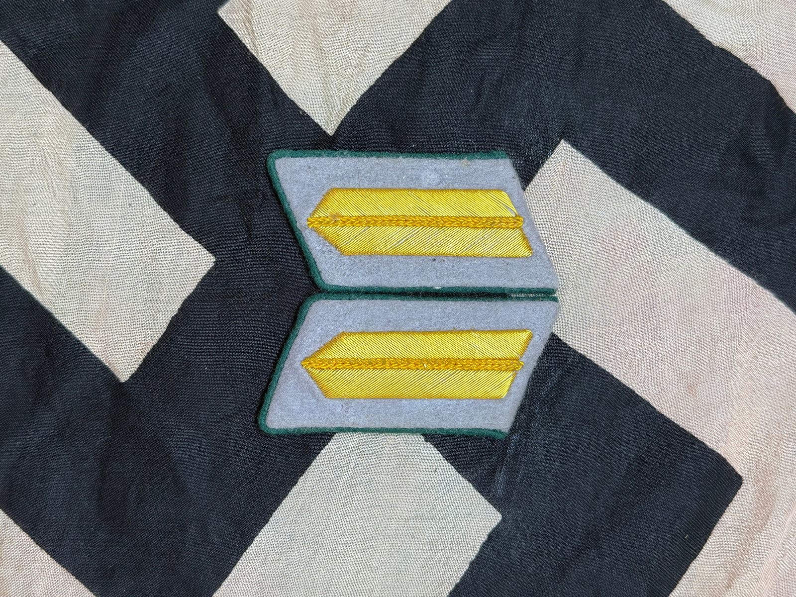 WWII German Heer Enlisted/NCO Shoulder Boards (Green Waffenfarbe): This matched set of shoulder boards is constructed from field-gray and green cord on a green backing, signifying infantry branch service within the German Army. The simpler braided design indicates en