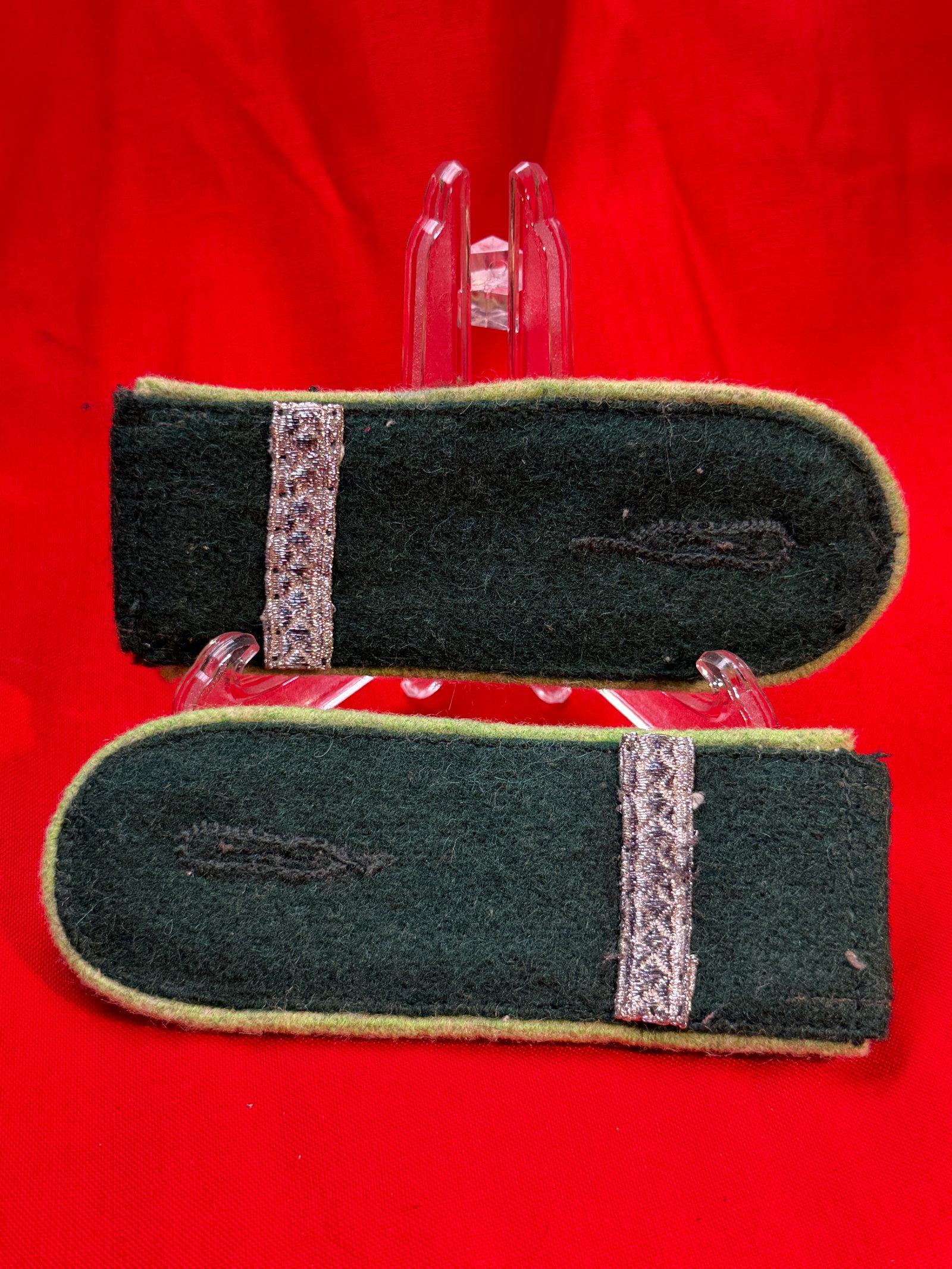 WW2 German Army Shoulder Boards Pair Green Wool with Silver Tresse (1 of 3)