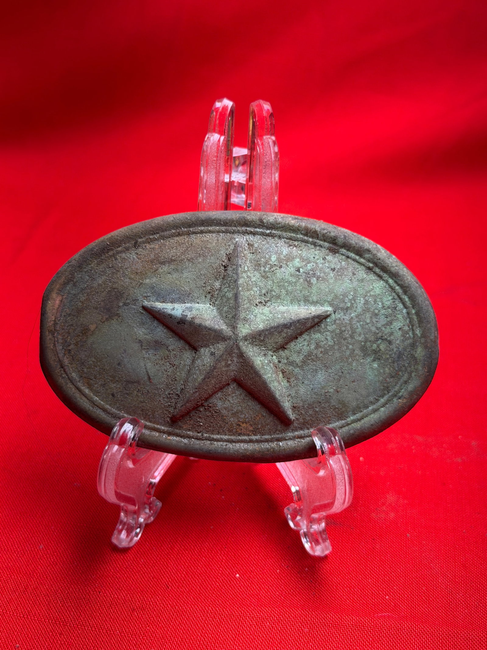 Civil War Texas Oval Belt Plate with Star and “Shiloh, Tennessee?? Inscription: This oval belt plate features a raised five-point star at the center, framed by a smooth border that emphasizes its bold, straightforward design. The surface shows an aged patina with visible wear, ox