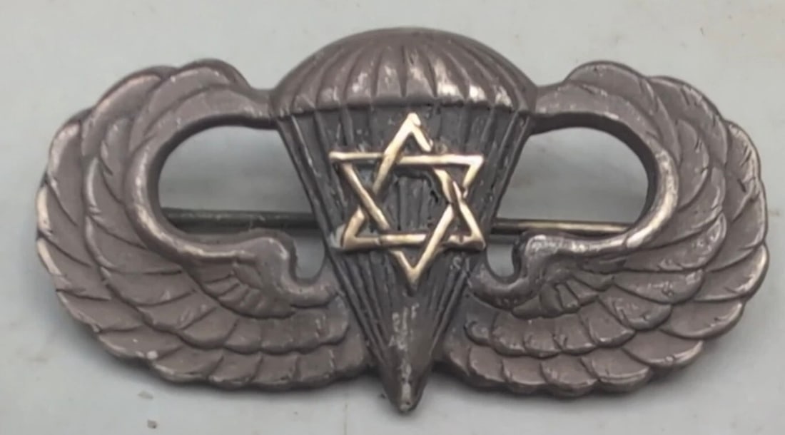 WW2 US Army Paratrooper Jump Wings – Sterling A.E. Co. – Star of David Variant (Custom/Modified): WW2-era U.S. Army Paratrooper (Jump Wings) badge, marked STERLING and A.E. Co. (American Emblem Company) on the reverse. The badge features a Star of David applied to the parachute canopy, creating a 