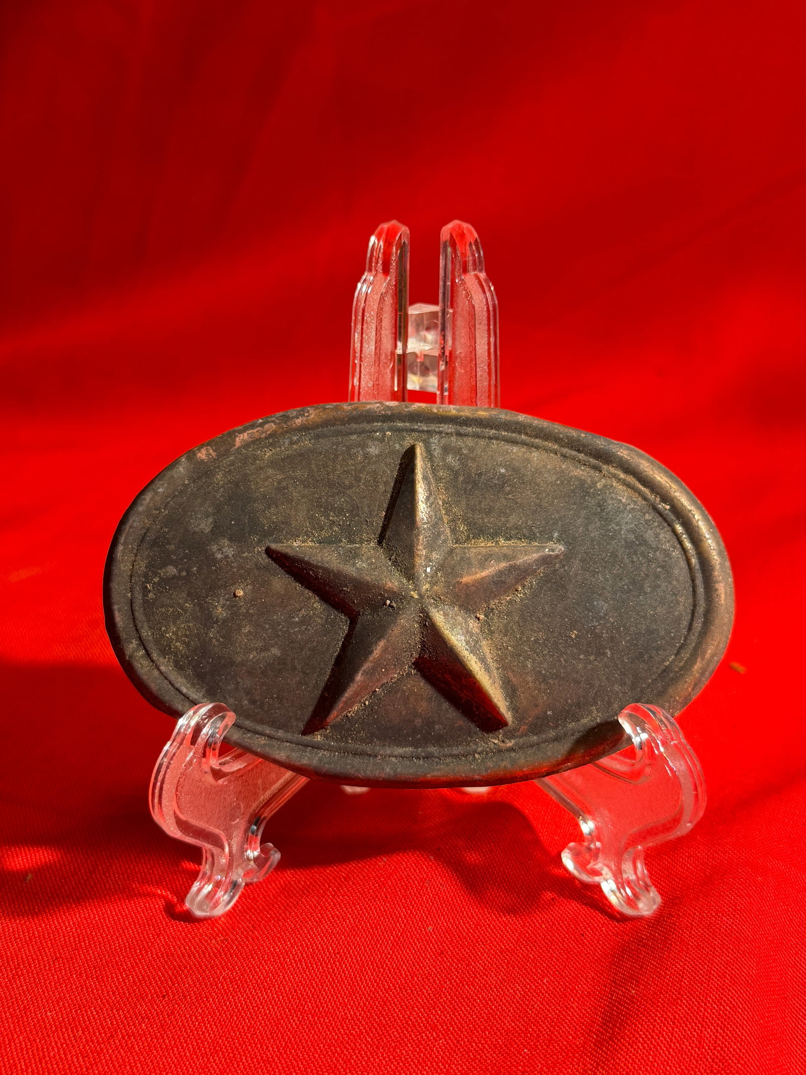 Civil War Confederate Texas Belt Buckle – Attributed Antietam Recovery: This oval-shaped belt plate features a bold raised five-point star at center, a design strongly associated with Confederate and Texas symbolism during the Civil War period. The construction shows a ha