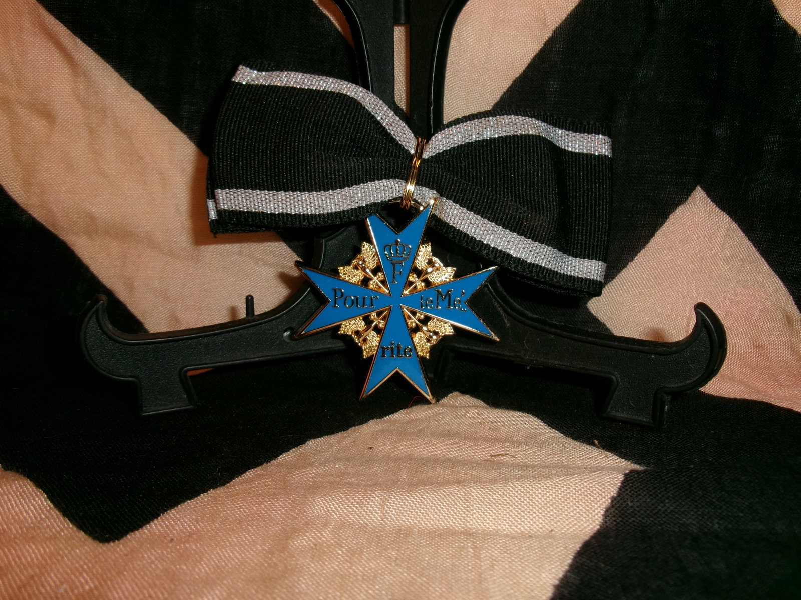 WWII German Pour le Mérite Style Neck Decoration (Blue Max Commemorative Form) (1 of 3)