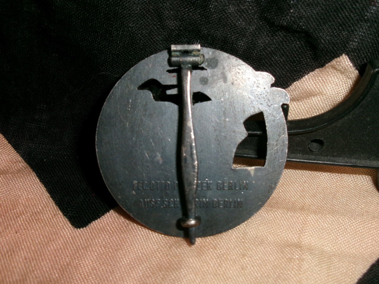 WWII German Kriegsmarine Coastal Artillery Badge By Fec. Otto Placzek Berlin Ausf. Schwerin Berlin (1 of 3)