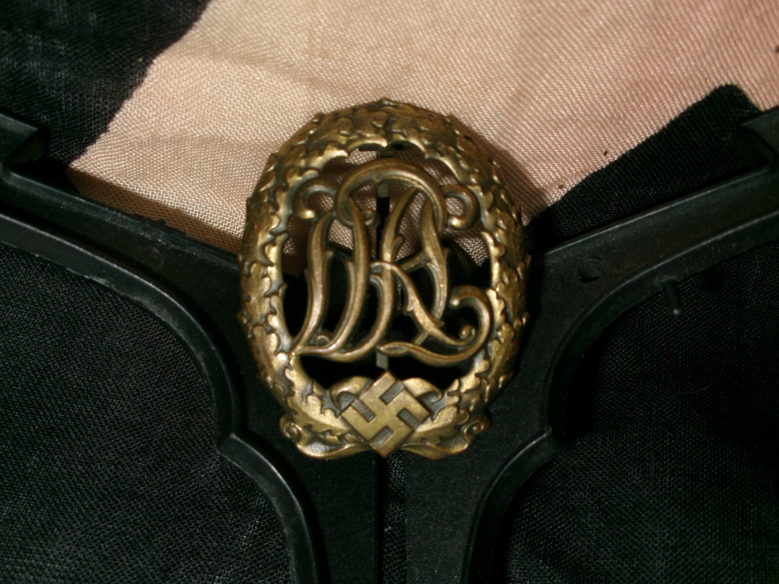 WWII German DRL Sports Badge (Deutsches Reichssportabzeichen, Bronze Grade): An oval bronze badge awarded for physical fitness and athletic achievement under the Deutscher Reichsbund für Leibesübungen (DRL). The design features intertwined initials “DRL” within an oa