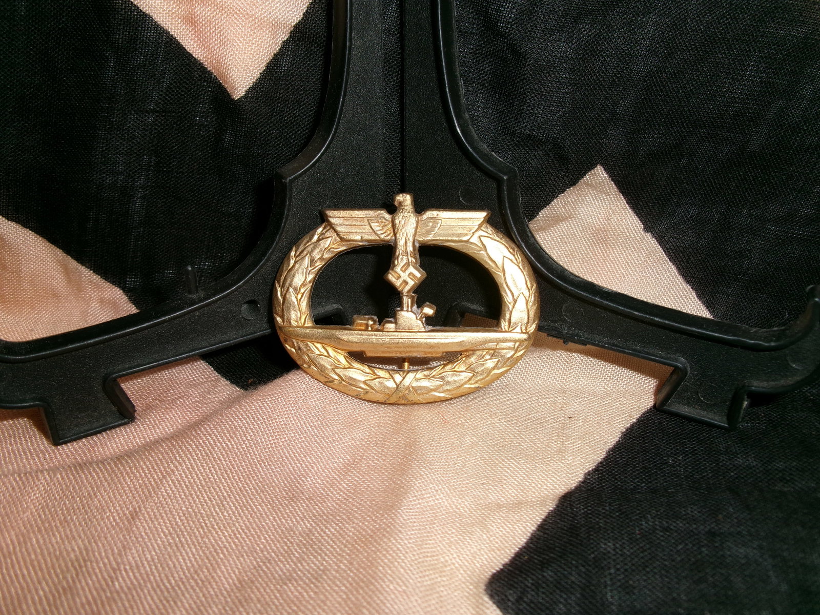 WWII German Kriegsmarine U-Boat War Badge (U-Boot-Kriegsabzeichen) (1 of 4)