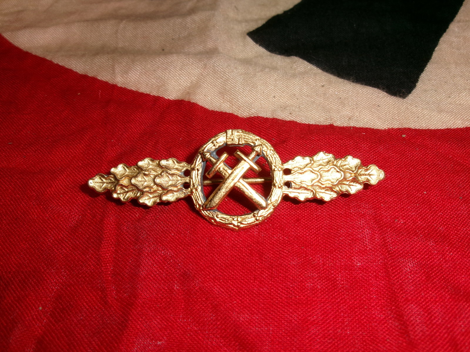 WWII German Luftwaffe-Style Ground Combat Badge with Crossed Weapons (Gold Finish) (1 of 3)