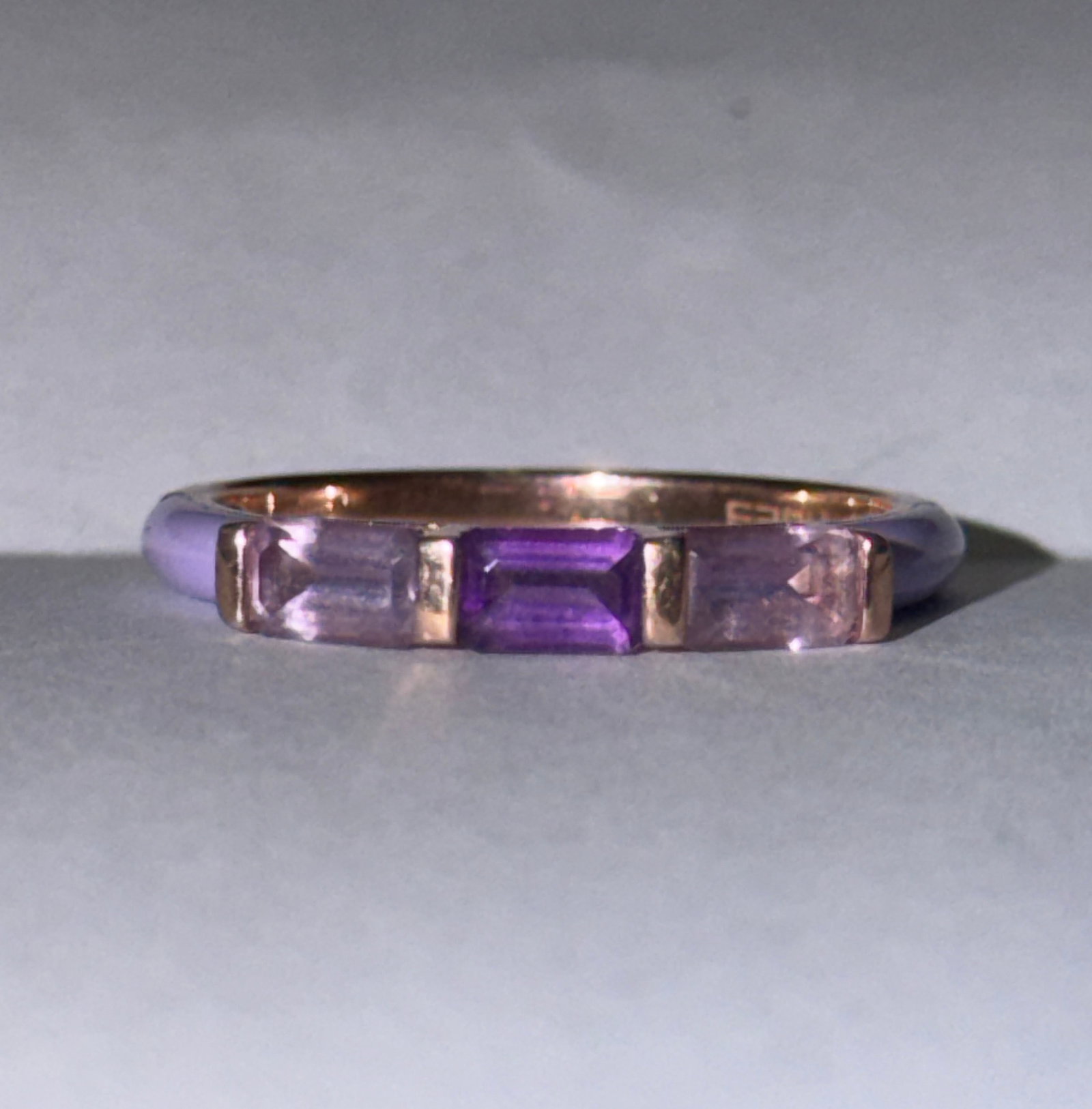 Effy Sterling Silver Gold Tone Ring With Amethyst Stones Sz 6: Chic and modern Effy ring crafted in sterling silver with a warm gold-tone finish, featuring a sleek row of rectangular-cut purple stones accented by a soft lavender enamel detail on the band. The des