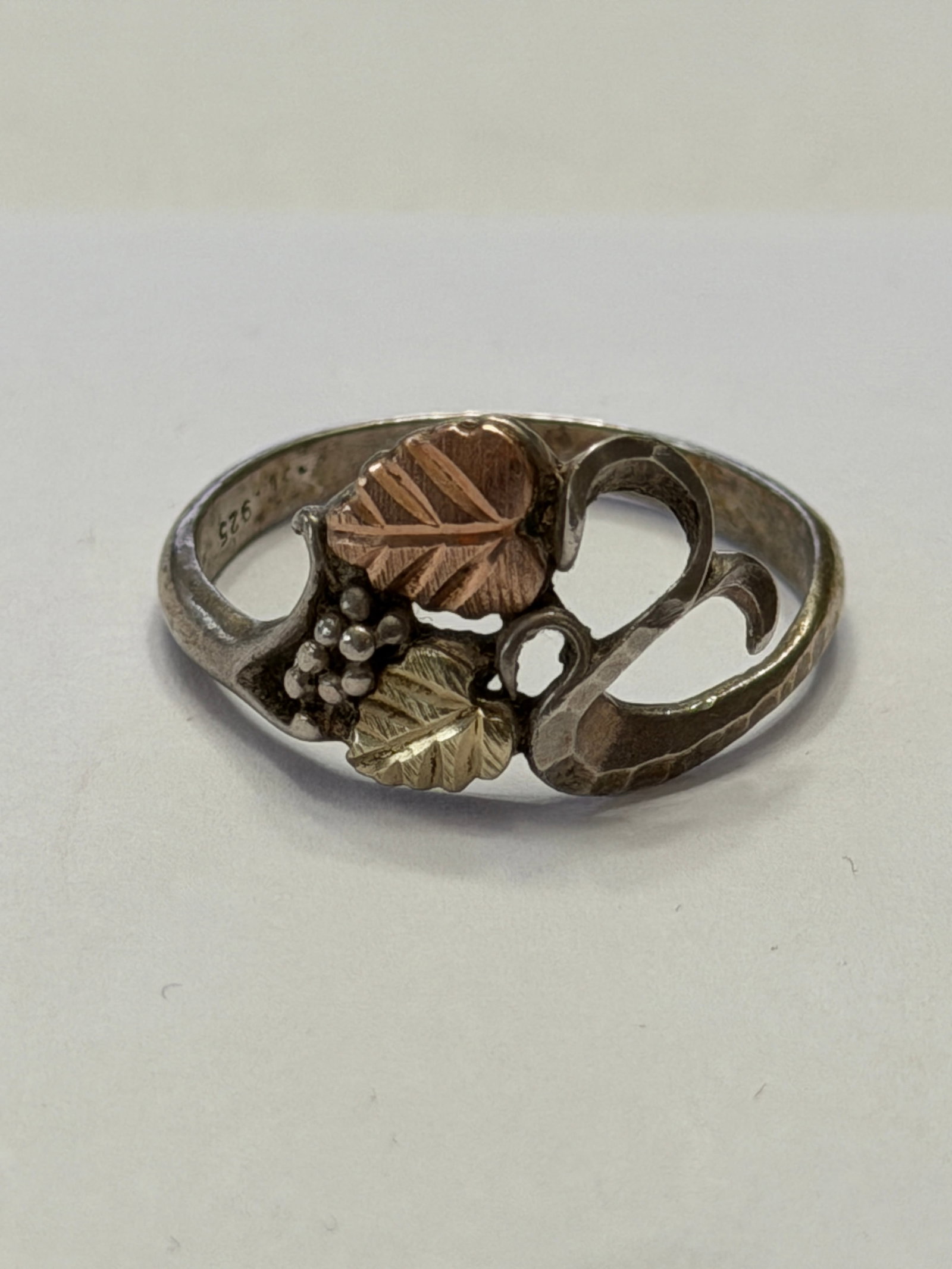 Sterling Silver Black Hills Gold Cocktail Ladies Ring Sz 6: Distinctive Black Hills Gold style ladies ring crafted in sterling silver, featuring classic tri-color gold accents. The design showcases beautifully detailed rose and yellow gold leaves paired with a
