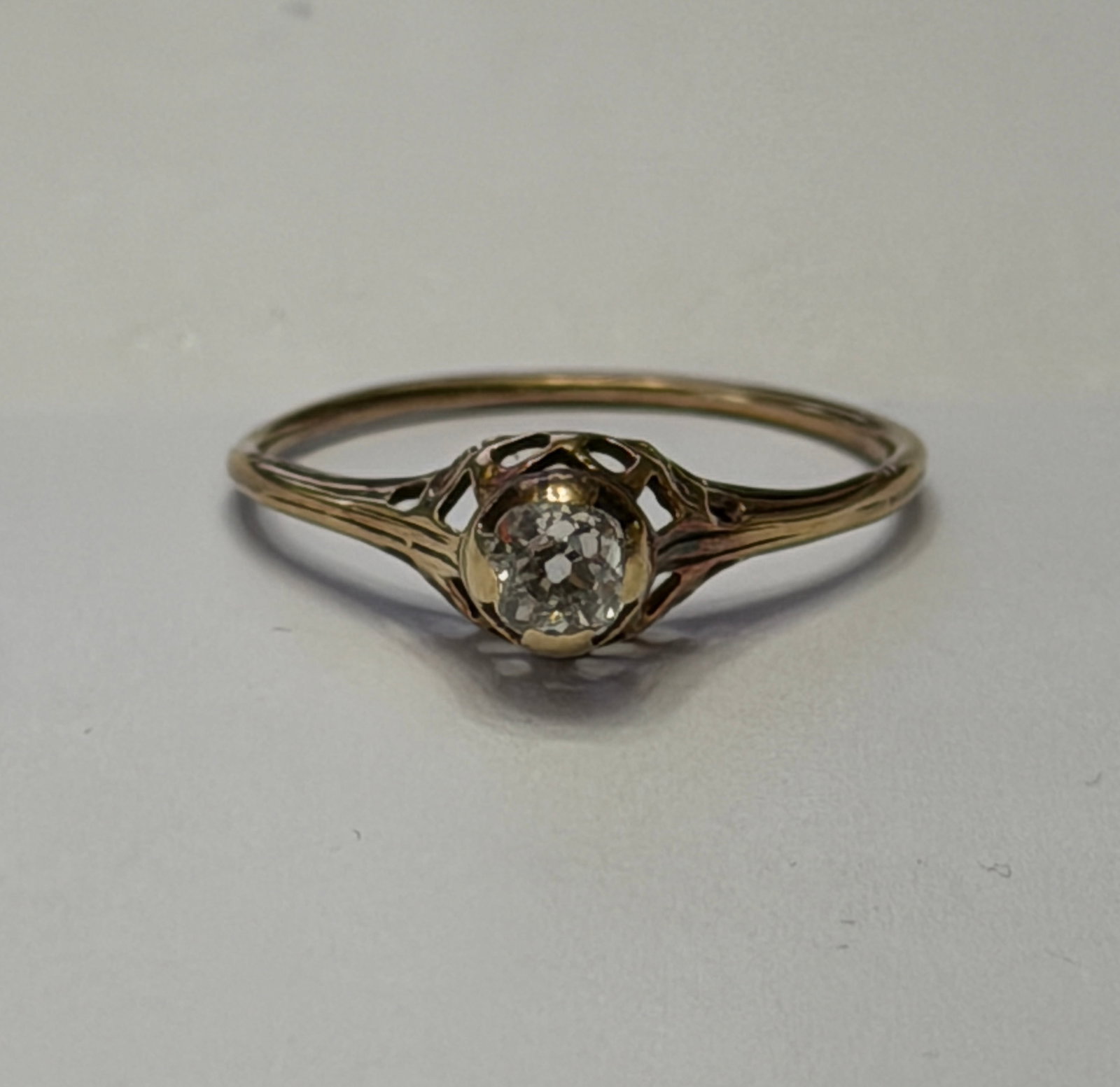 Art Deco 14K Gold & Diamond Wedding/Engagement Ring Sz 6: Delicate and timeless Art Deco-era ring crafted in 14K yellow gold, featuring a sparkling round-cut diamond set in a classic openwork filigree setting. The intricate gallery design highlights the ston