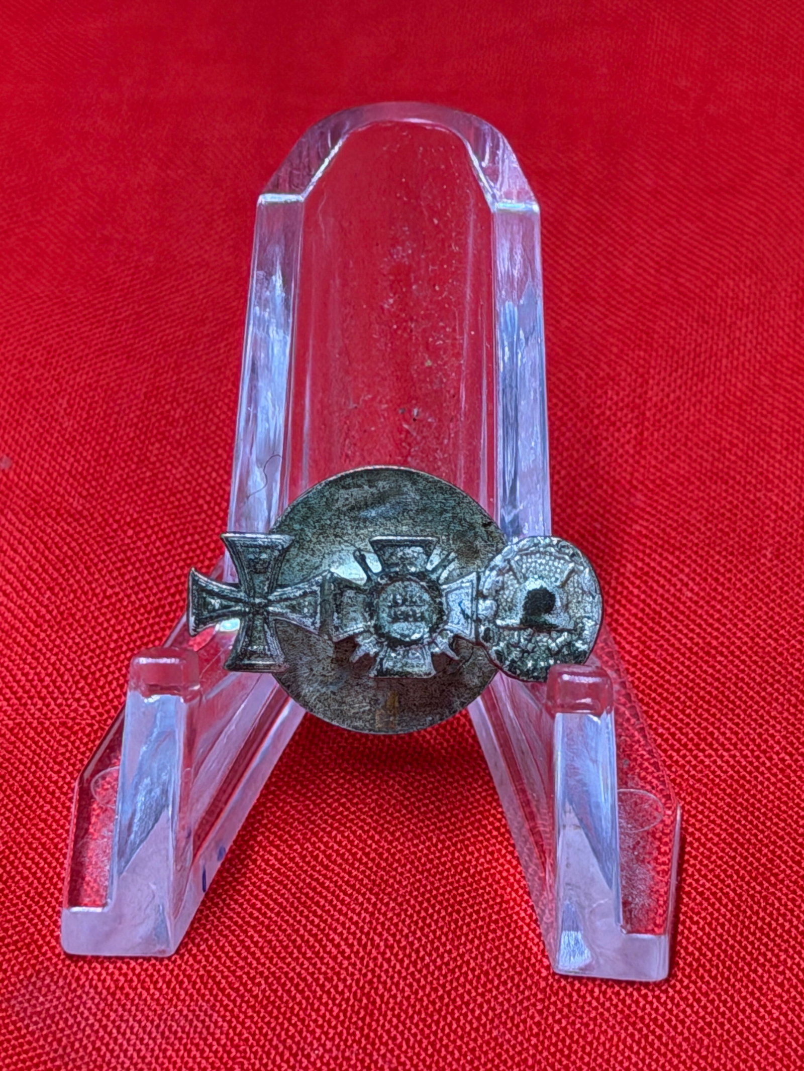 WW1 German Patriotic Stickpin Featuring Iron Cross, Honor Cross & Stahlhelm Motifs: Small German patriotic stickpin displaying three military-themed emblems mounted across a circular backing, including an Iron Cross style emblem, Honor Cross motif dated “1914–1918,” and a S