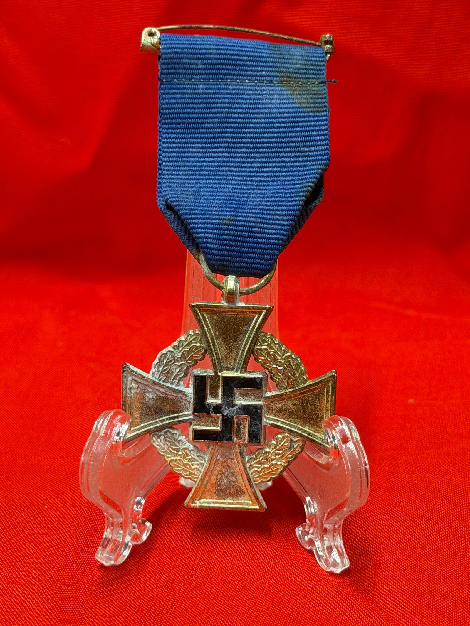 WW2 German Faithful Service Decoration Medal – “Für treue Dienste?? with Blue Ribbon: WWII German Faithful Service Decoration featuring the classic cross design with oakleaf wreath and black swastika centerpiece on the obverse. Reverse displays the inscription “Für treue Dienste&rdq