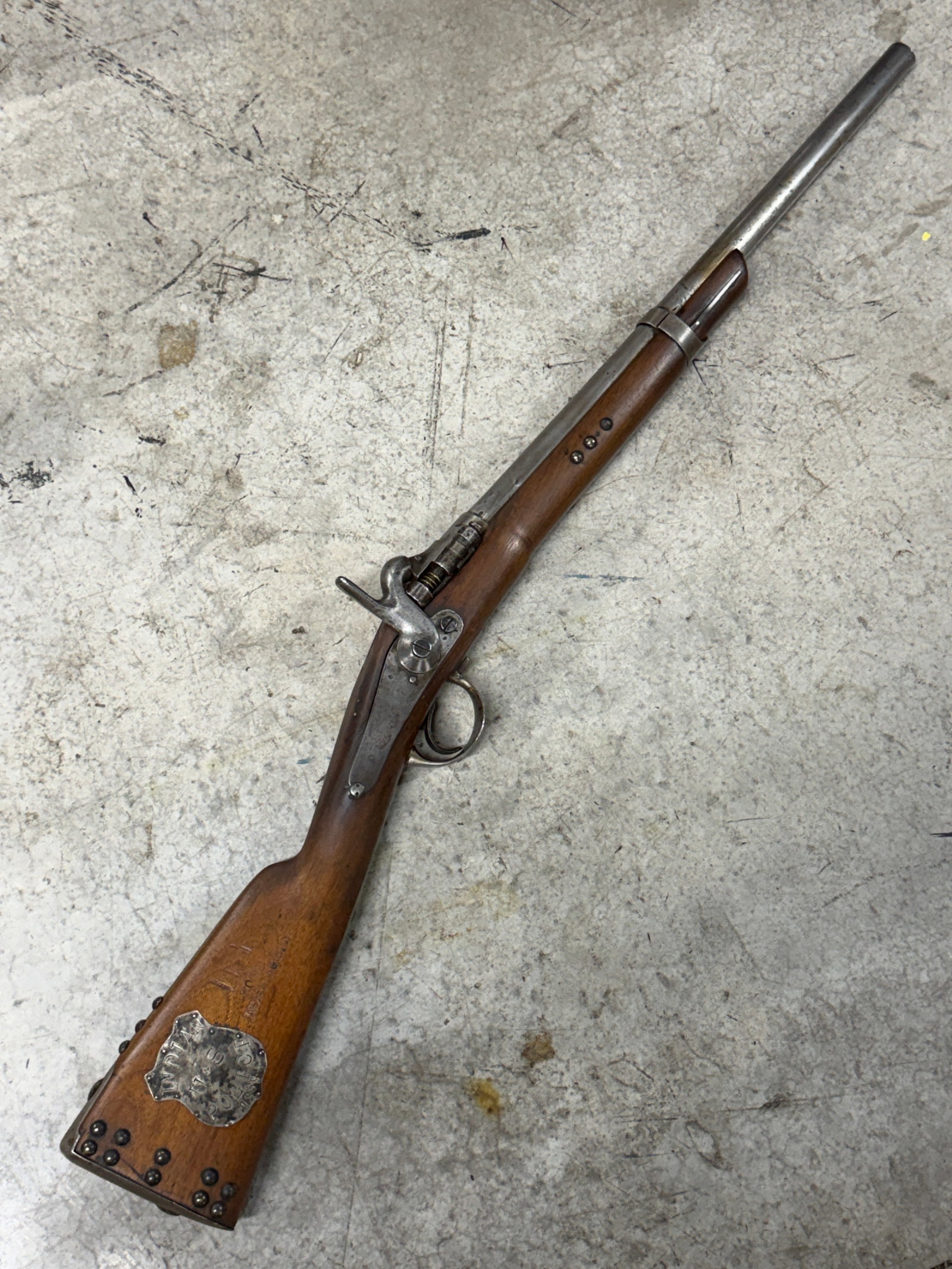 1889 Indian U.S. Police 1889 Saddle Ring Carbine / Native American Agency Marked Rifle: Antique late 19th century single shot saddle ring style carbine marked “INDIAN U.S. POLICE 1889” on a custom shield plaque mounted to the buttstock. This frontier era firearm features a walnut