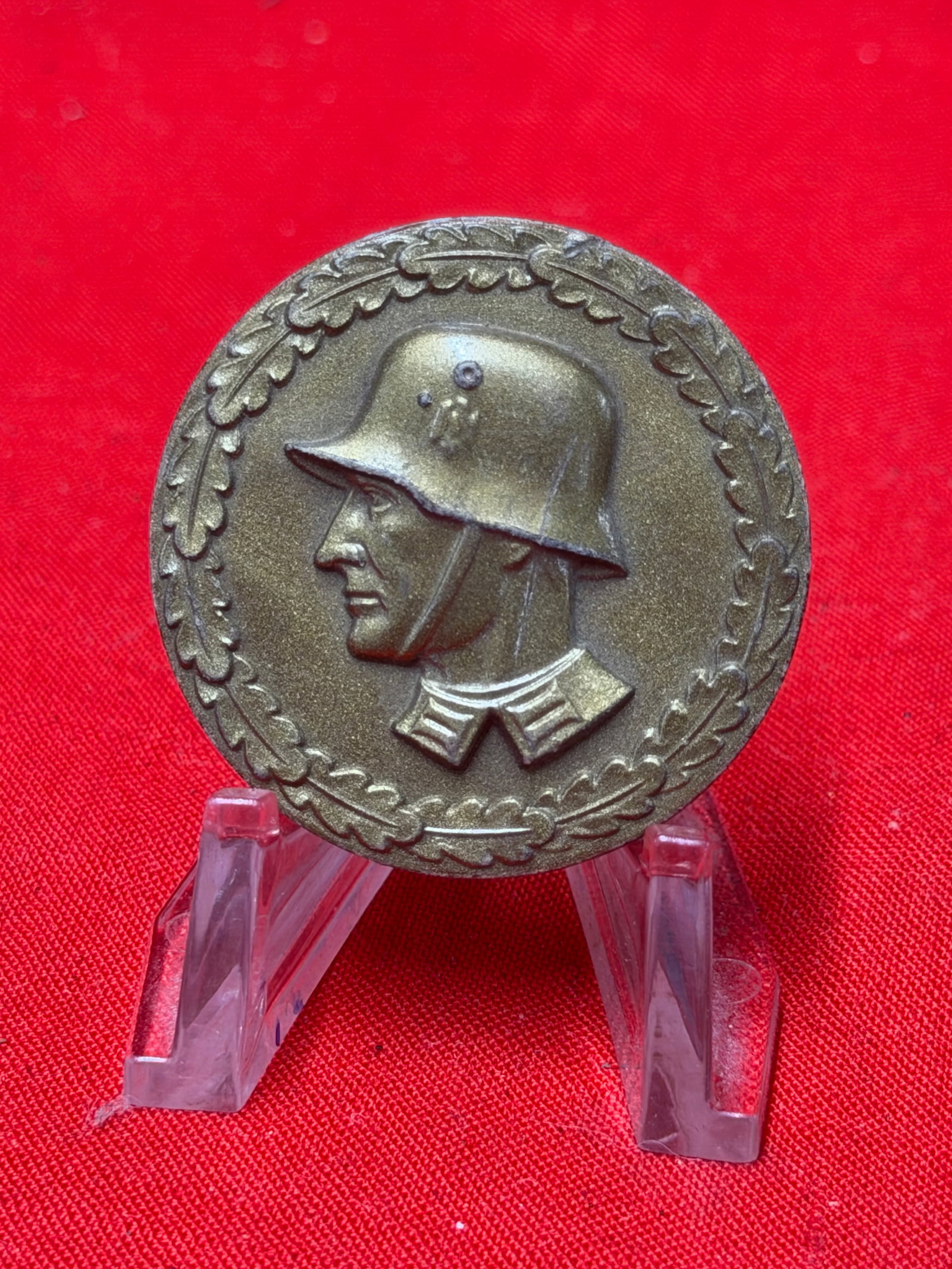 WW2 German Soldier Portrait Lapel Pin Medal Style Badge by Richard Sieper & Söhne: Vintage military-themed portrait lapel pin featuring a raised soldier profile design surrounded by an ornate wreath border. The reverse is marked “Richard Sieper & Söhne” and “Lüdenscheid,