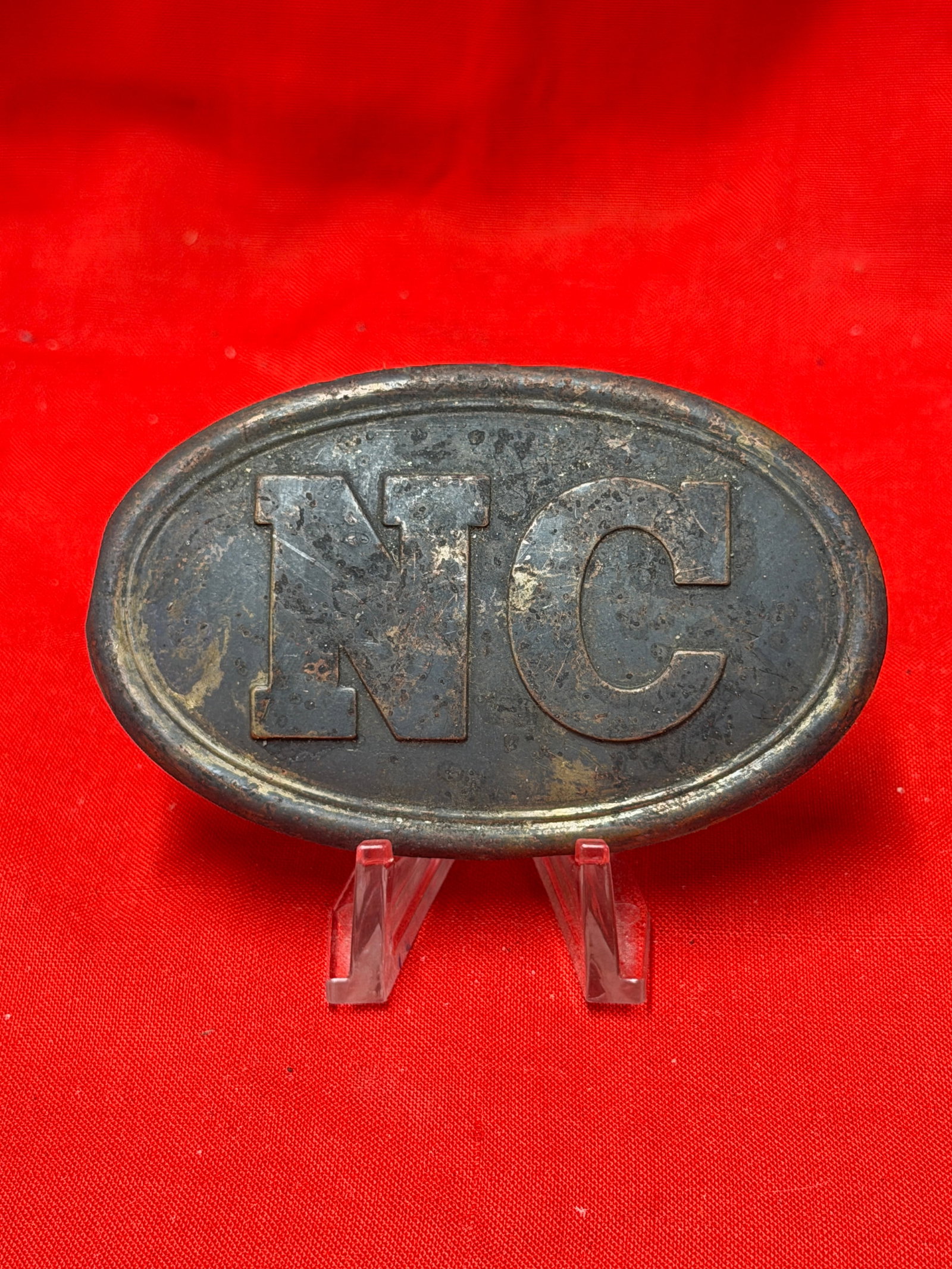 Civil War Era NC North Carolina Confederate Belt Plate Buckle Bentonville Battlefield Relic: Antique Civil War era “NC” North Carolina style oval belt plate buckle relic reportedly recovered from the Bentonville, North Carolina battlefield area. Features large raised “NC” lett