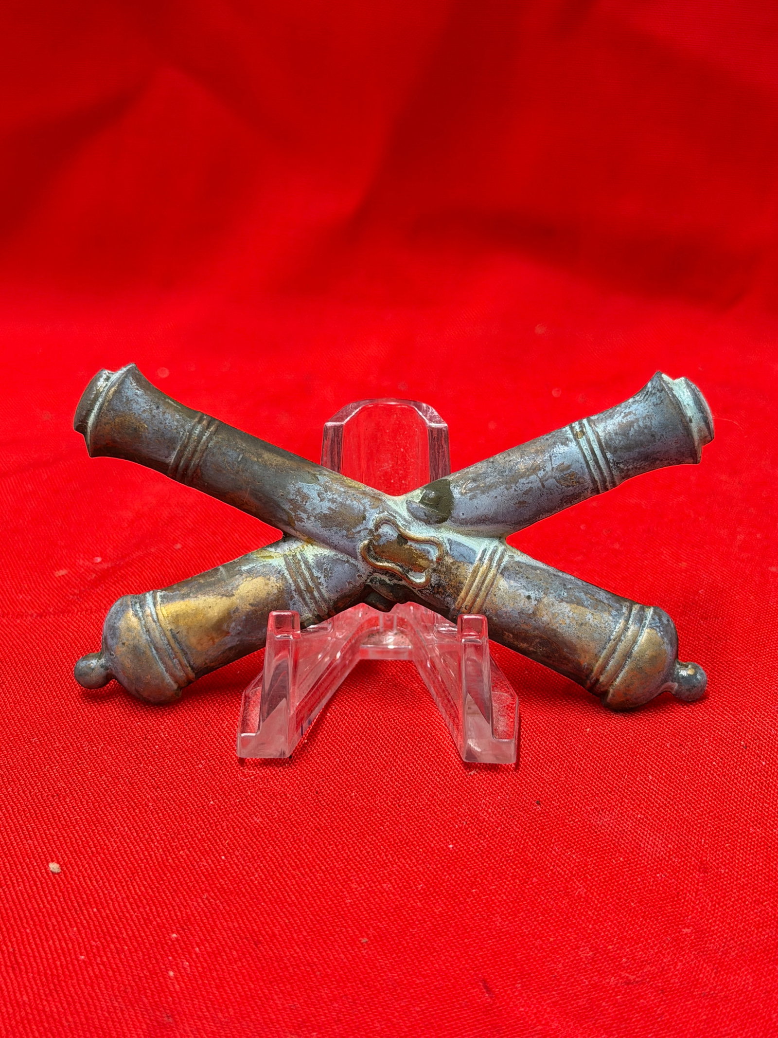 Civil War Era Crossed Cannon Artillery Insignia Badge Military Relic: Civil War era crossed cannon artillery insignia badge featuring detailed crossed field cannons with mounting hooks still attached on reverse. Constructed of brass or bronze toned metal with heavy age 