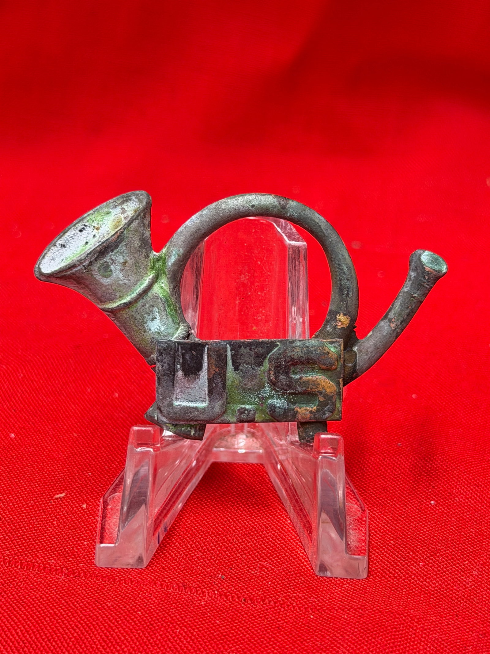 Civil War Era U.S. Infantry Bugle Horn Hat Badge Brass Military Insignia: Civil War era style U.S. infantry bugle horn hat badge featuring raised “U.S.” lettering across the center with dark aged patina and green oxidation throughout. In our opinion this is a milita