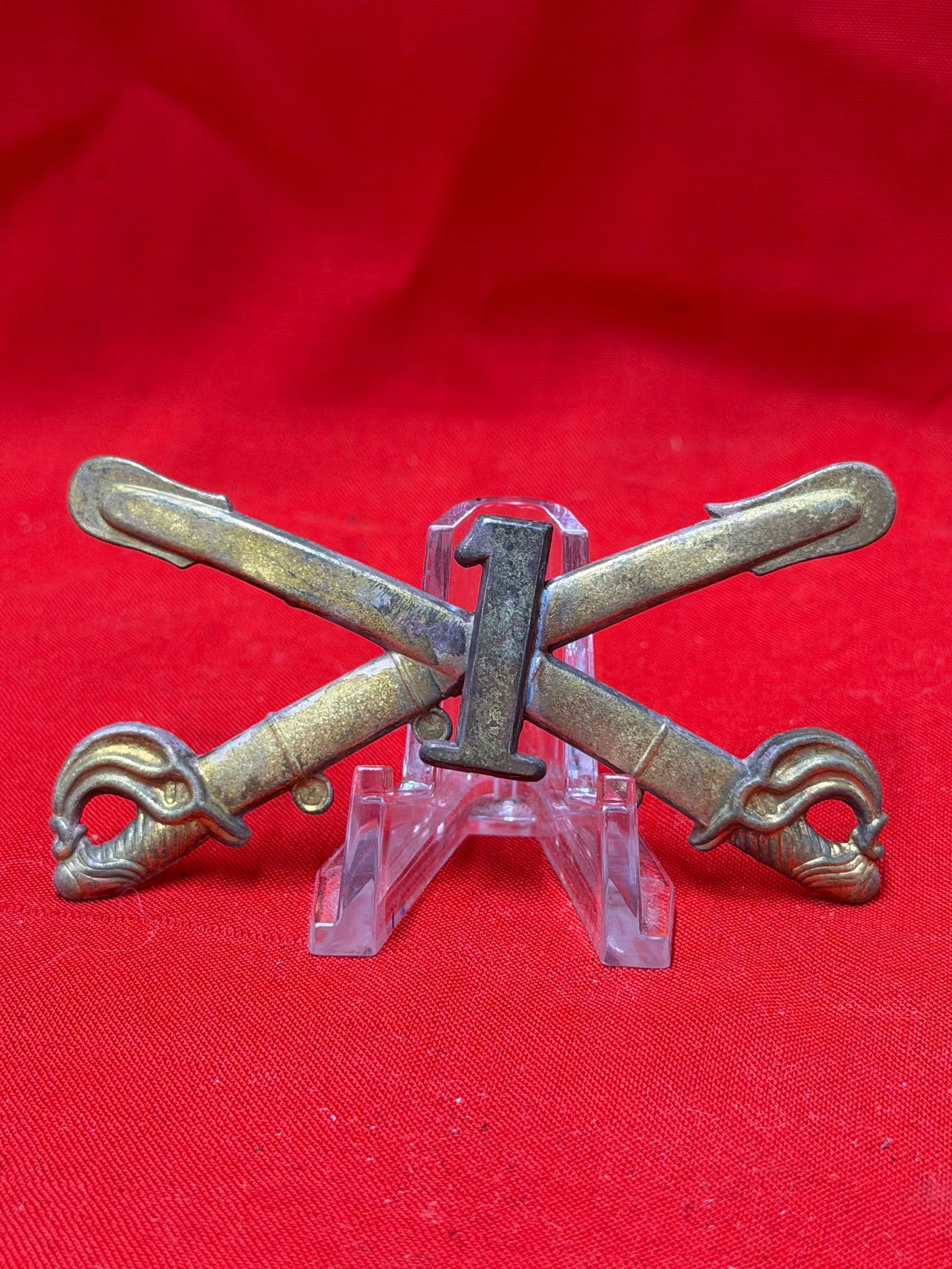 Civil War Era U.S. 1st Cavalry Crossed Sabers Hat Insignia Badge (1 of 4)