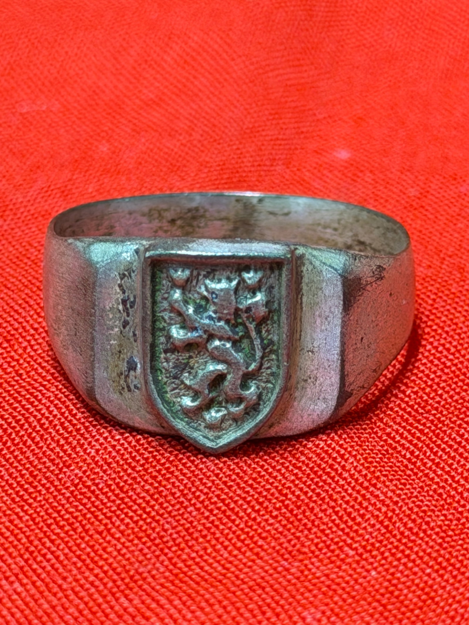 WW2 German München Marked Heraldic Lion Crest Silver Ring: WW2 German style heraldic lion crest ring marked “München” and “SILVER” to the interior band. In our opinion this piece displays period inspired German military or patriotic styling f