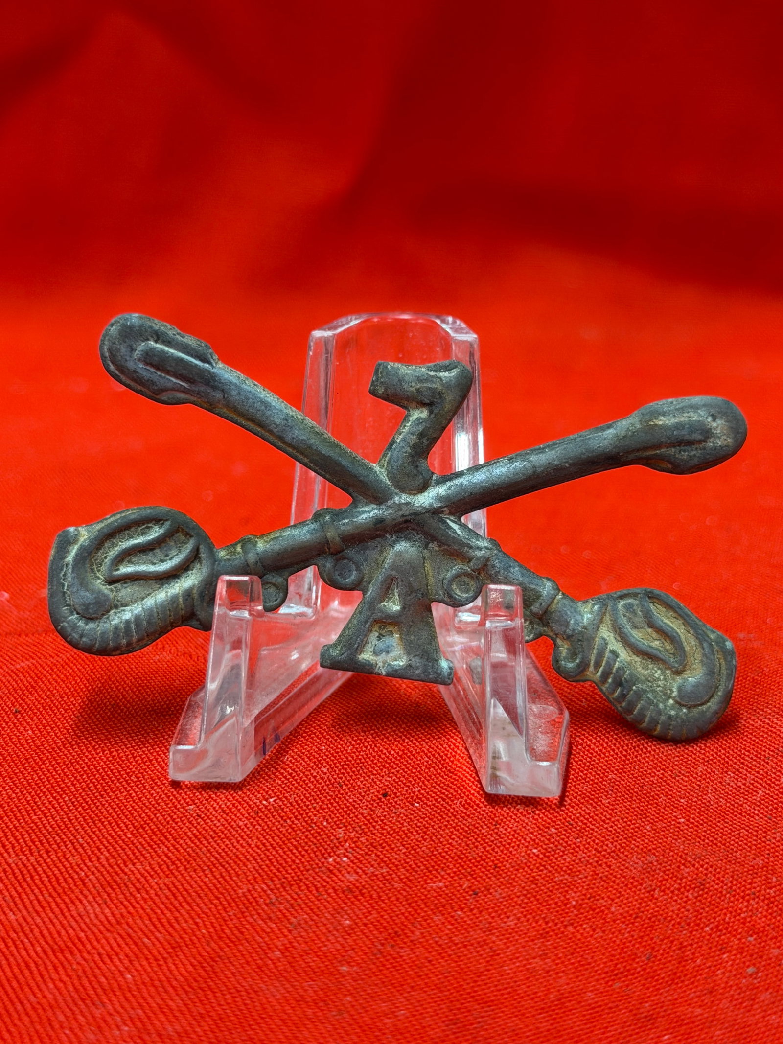 Indian Wars Era 7th Cavalry Headgear Badge Crossed Sabers Military Insignia (1 of 3)