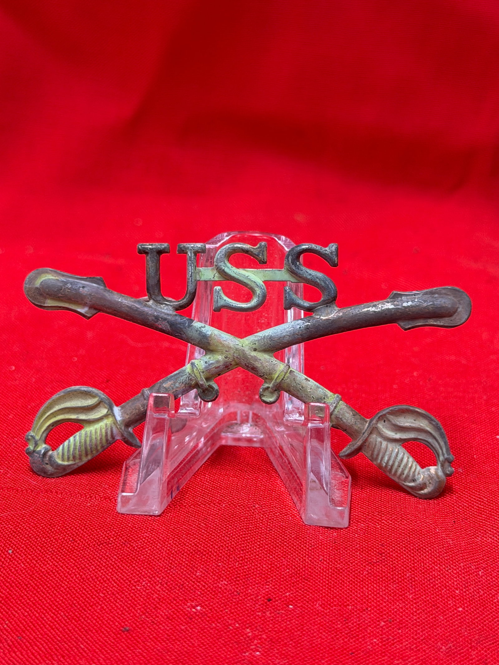 Civil War US Scouts Cavalry Headgear Badge Crossed Sabers Insignia: Metal Civil War era style US Scouts cavalry headgear badge featuring crossed cavalry sabers with USS lettering above. In our opinion, this piece displays characteristics associated with military insig