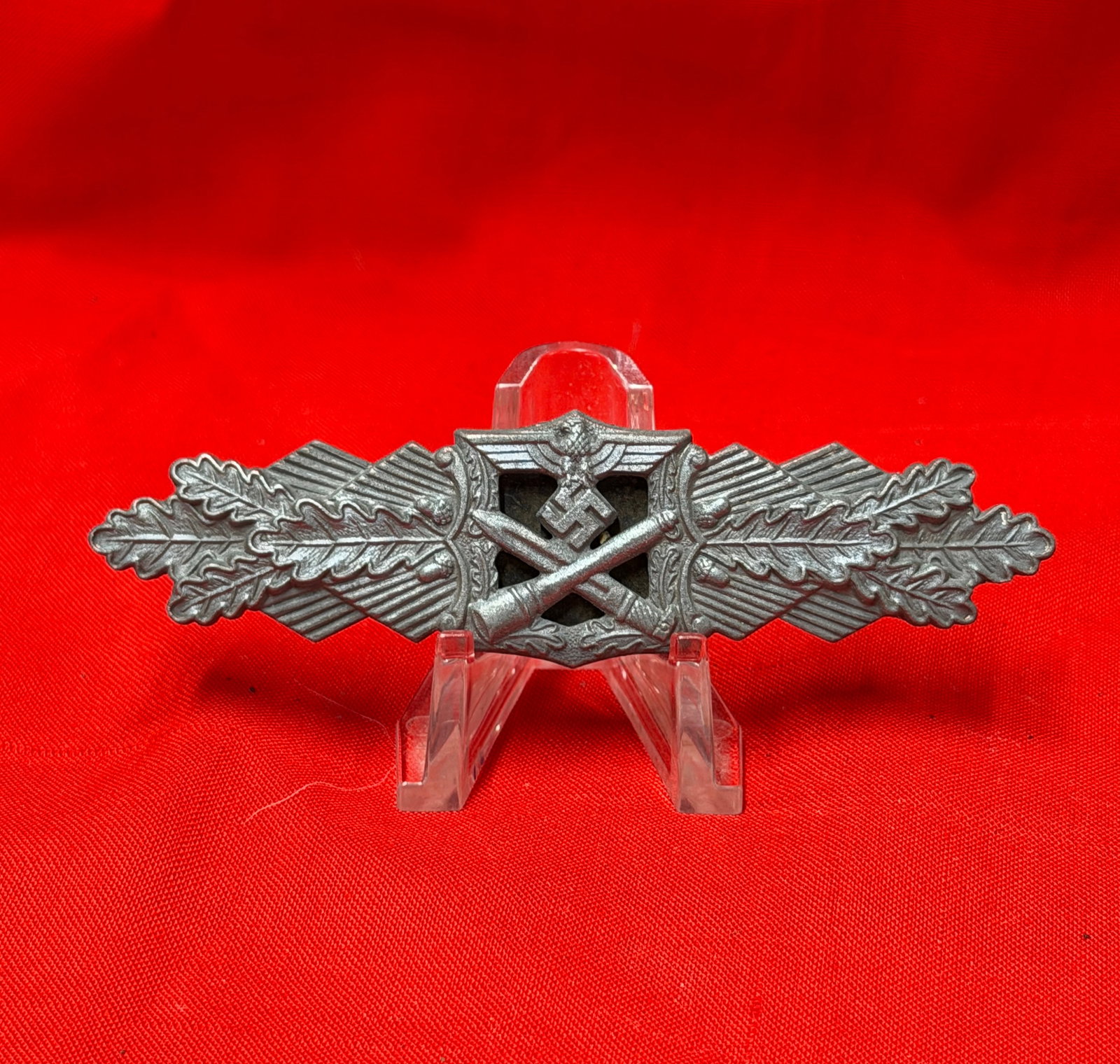 German WWII Style Artillery Combat Clasp Badge Pin Marked Peekhaus Berlin: German military style artillery combat clasp badge featuring crossed cannons beneath eagle and oakleaf detailing with long horizontal pinback on reverse. The back includes maker markings reading “FE