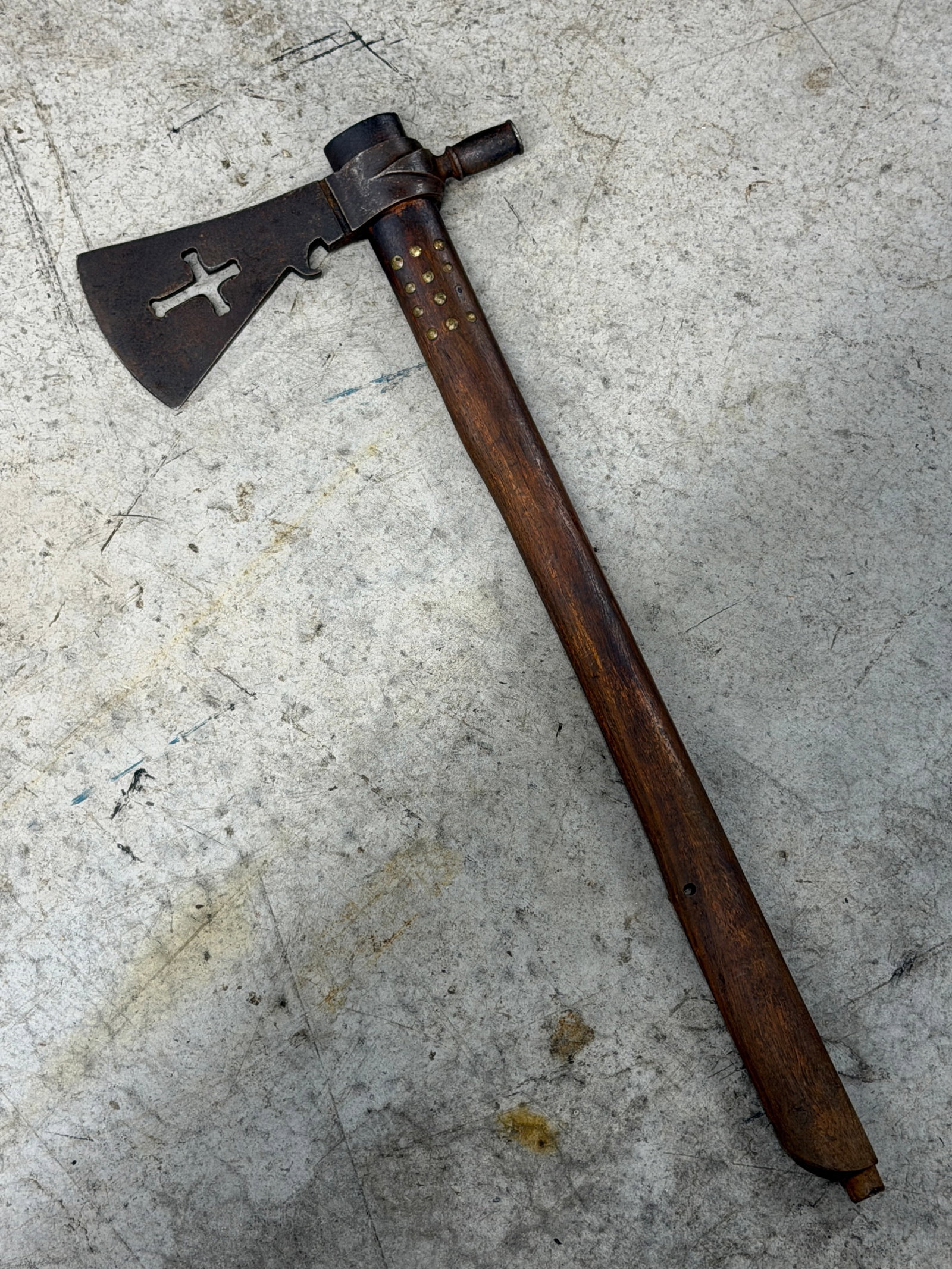 1800’s Native American smoking pipe tomahawk attributed to Sioux Indians: 1800’s Native American smoking pipe tomahawk attributed to Sioux Indians. Hand forged iron tomahawk head with cross cutout design and integrated pipe bowl, mounted on a carved hardwood haft with bra