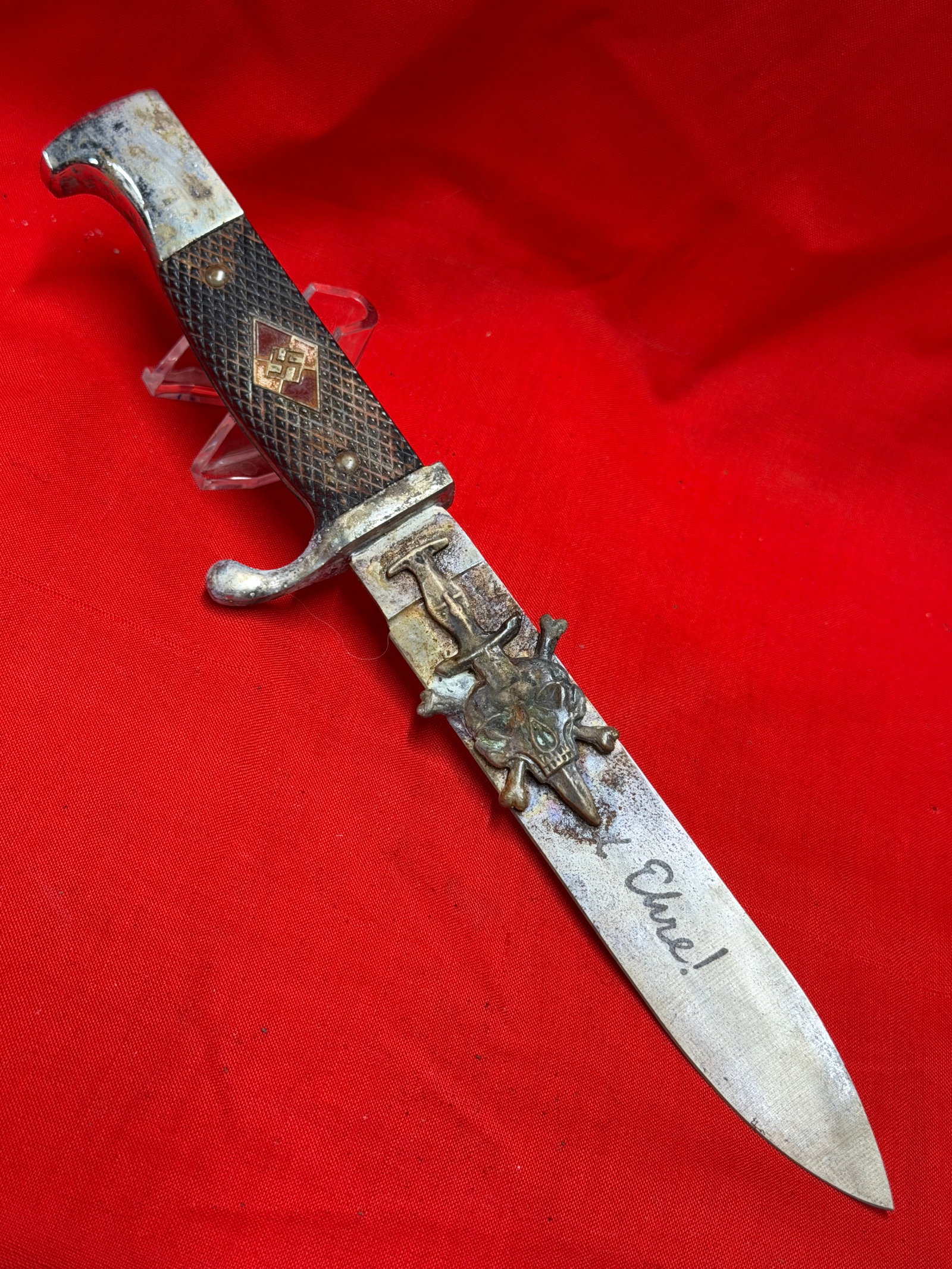 WW2 German Hitler Youth Style Knife / Dagger with Added Skull Emblem – Display Piece: German Hitler Youth style knife / dagger featuring checkered grip panels with inset diamond emblem and metal hilt fittings. Blade has been fitted with an added skull-and-crossbones style decorative em