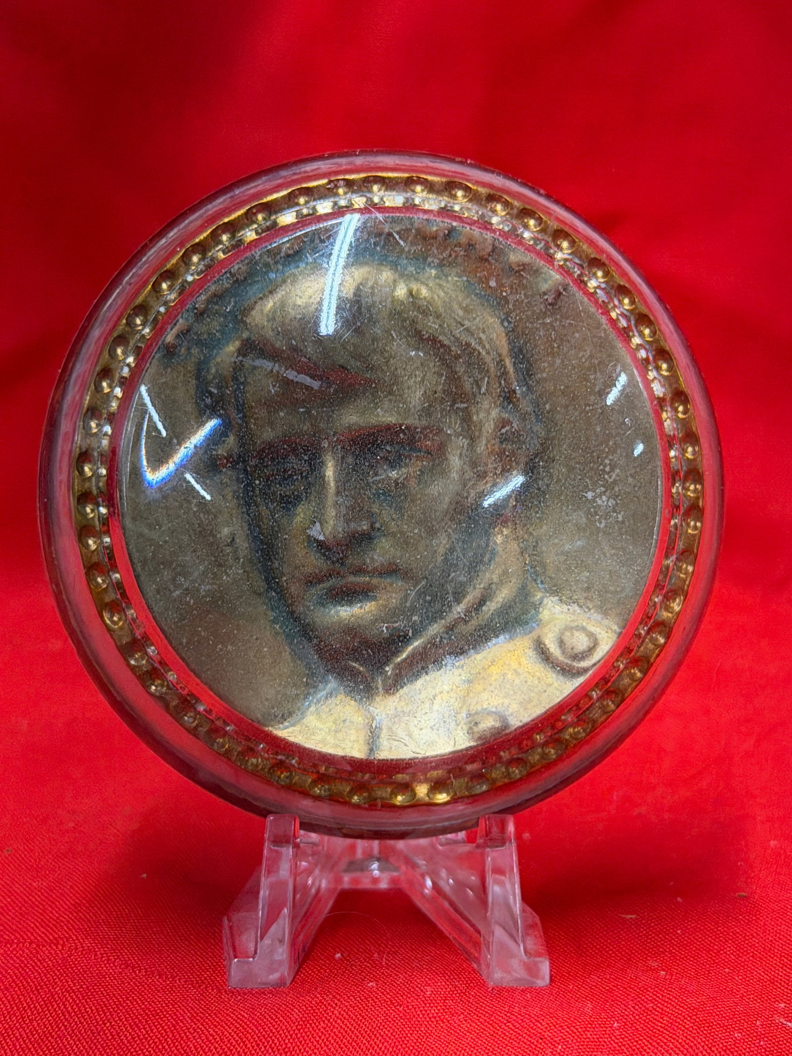 1902 St. Louis World’s Fair Portrait Paperweight Glass Dome Desk Display: Vintage glass dome paperweight featuring portrait image of military officer or historical figure surrounded by decorative gold tone border. Back is hand marked “St. Louis Ex 1902.” Round desk 