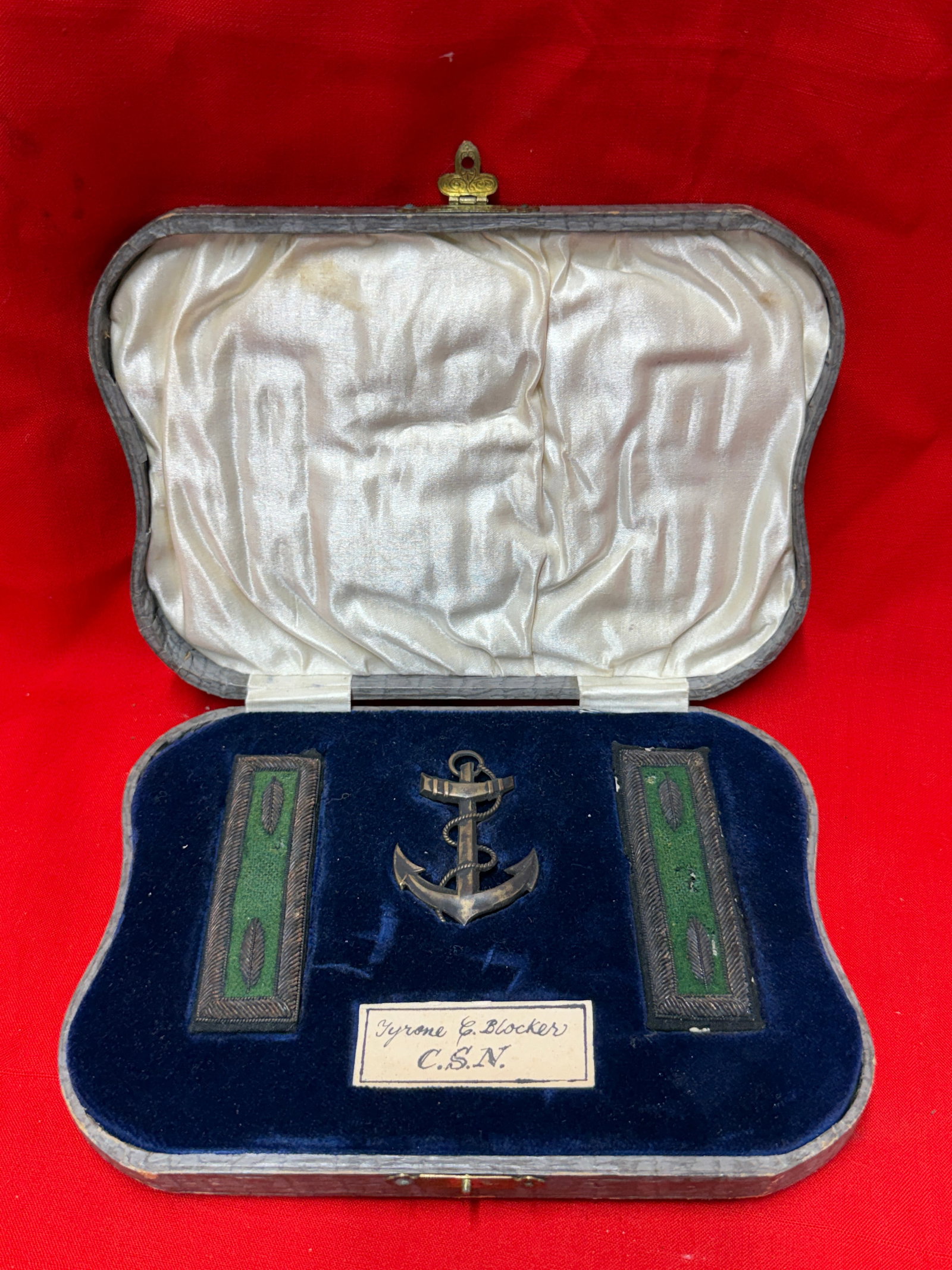 Civil War Confederate States Navy Paymaster Shoulder Boards & Anchor Insignia – Cased and ID’d: Civil War era Confederate States Navy (C.S.N.) Paymaster shoulder boards with accompanying Confederate Navy anchor insignia, housed in fitted presentation case and identified to “Tyrone E. Blocker.&