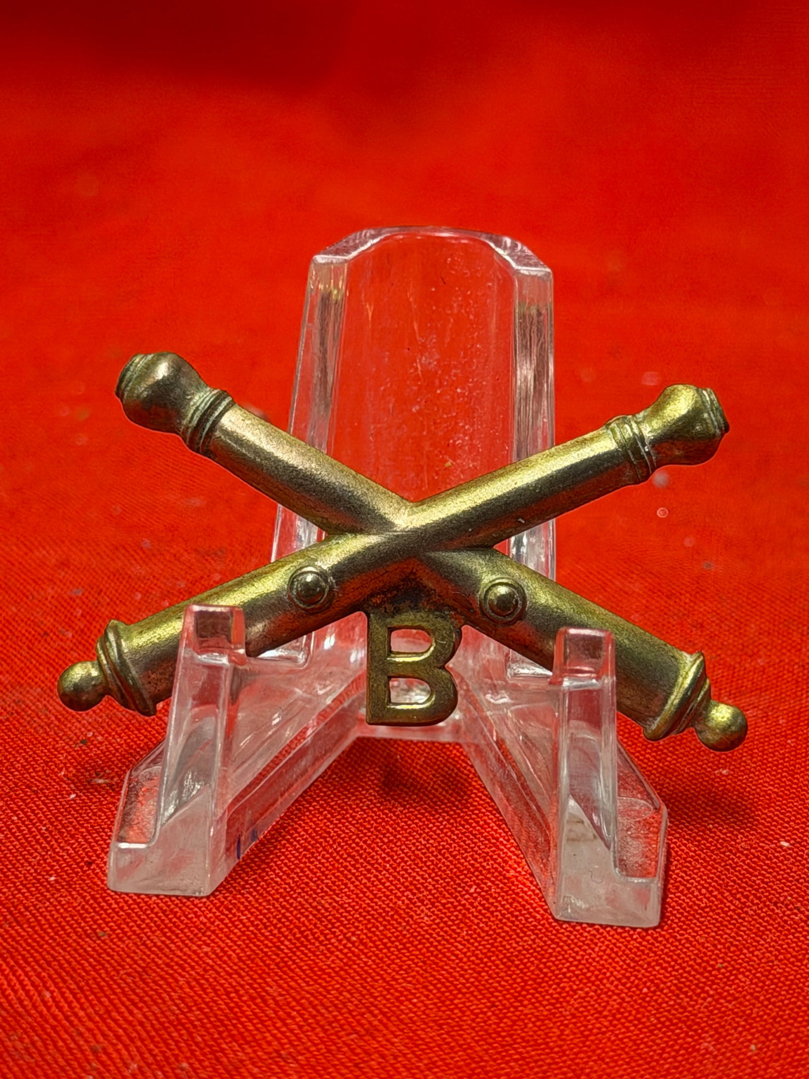 Civil War Heavy Artillery Company B Crossed Cannons Badge: Civil War era heavy artillery insignia badge featuring crossed cannons with suspended “B” for Company B designation. Constructed of brass with classic crossed artillery barrel design used by U