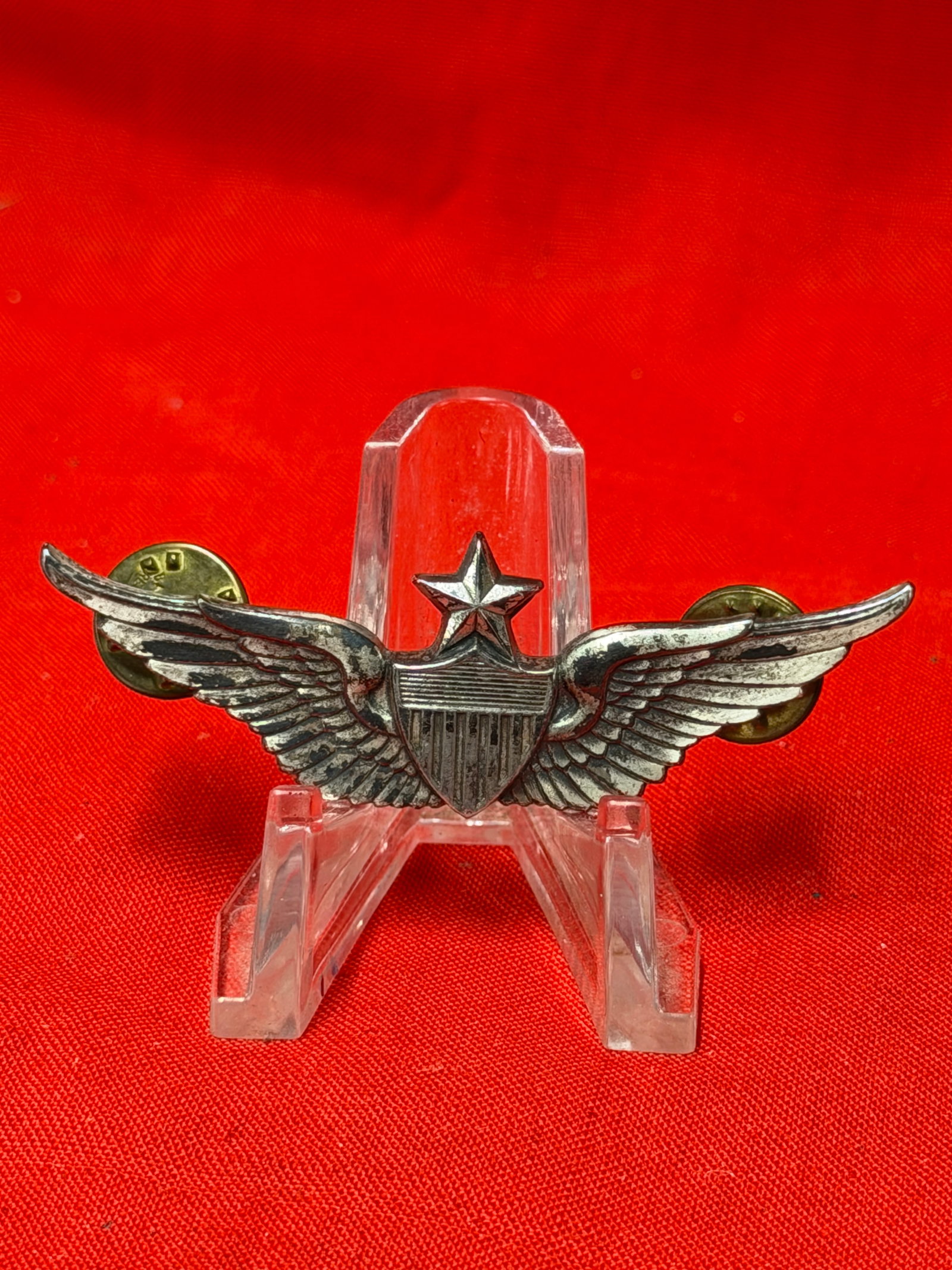 WW2 U.S. Sterling Silver Pilot / Aviator Wings Pin Badge – Balfour Style Military Aviation: Vintage sterling silver military-style aviator wings pin featuring a central shield with star above and outstretched feathered wings. Reverse is clearly marked “STERLING” and appears maker mar