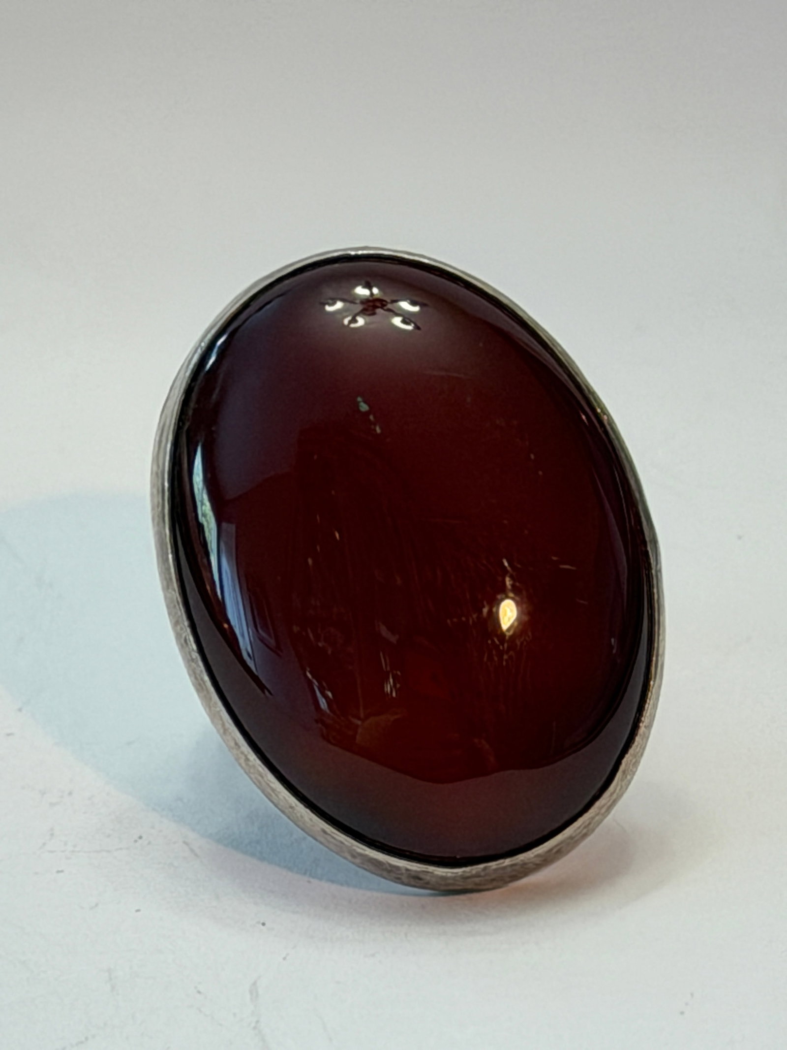 Mindy Gang Sterling Silver Carnelian Cabochon Ring Size 7 Modernist Statement Ring: Vintage Mindy Gang sterling silver statement ring featuring a large oval deep red carnelian cabochon in a sleek modernist bezel setting. The bold oversized stone has rich translucent color with a smoo