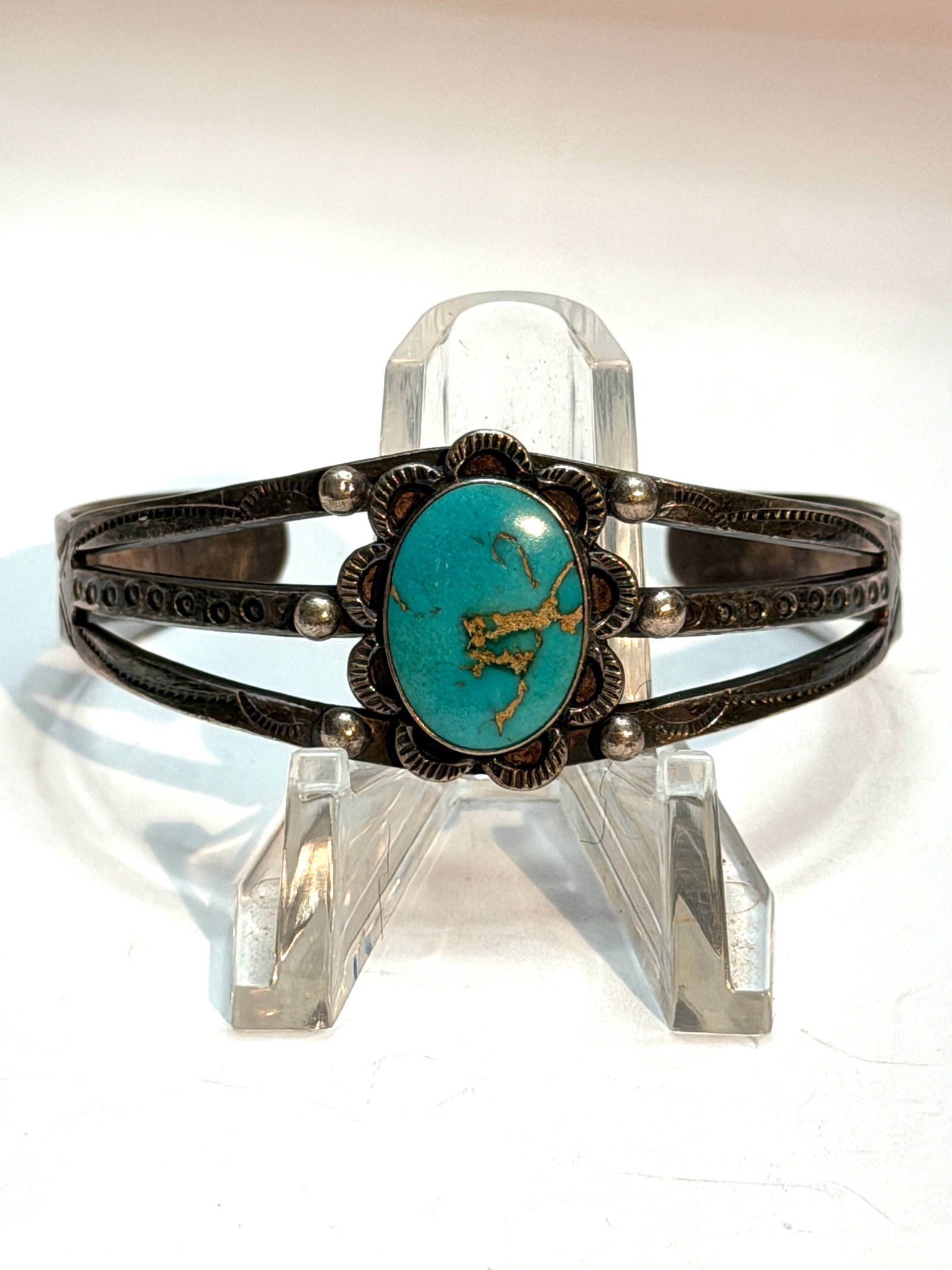 Vintage Southwestern Sterling Silver Turquoise Split Shank Cuff Bracelet: Beautiful vintage Southwestern sterling silver cuff bracelet featuring a vibrant oval turquoise cabochon centerpiece with natural matrix veining. The stone is bezel set within a decorative scalloped s