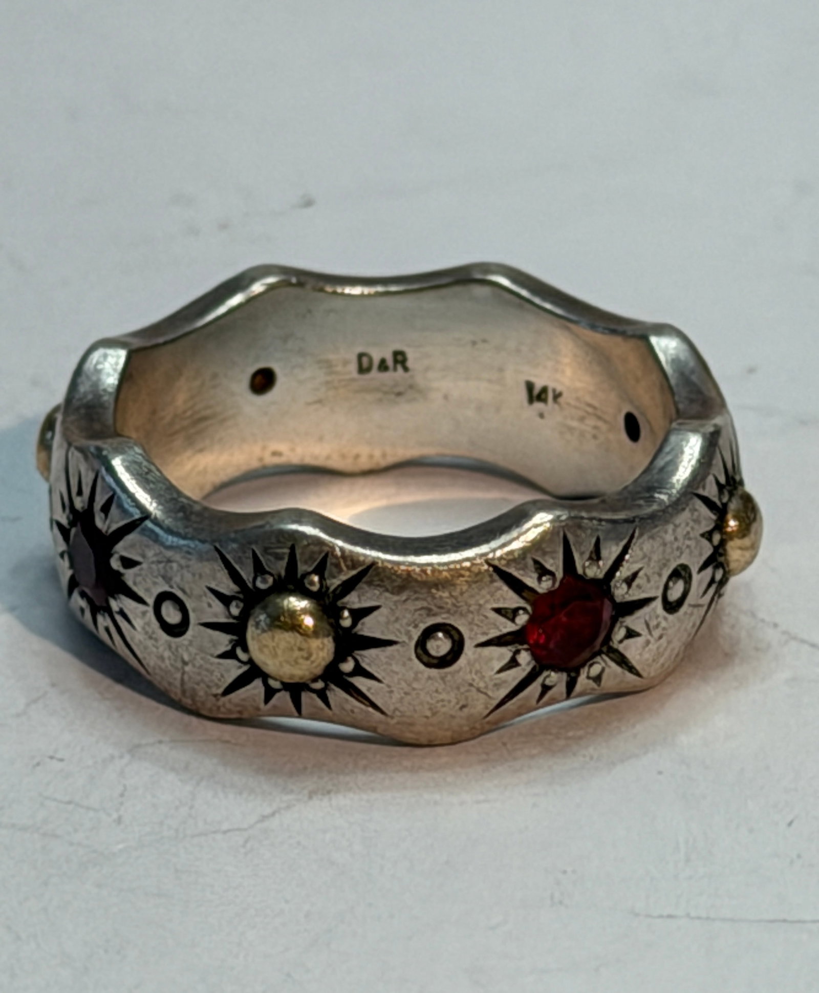 D&R Sterling Silver & 14K Gold Celestial Band Ring with Red Stones ? Size 7.5: Vintage D&R sterling silver band ring featuring engraved celestial starburst designs with red stone accents and solid 14K gold detailing. This artisan-style mixed metal ring has a unique scalloped sha