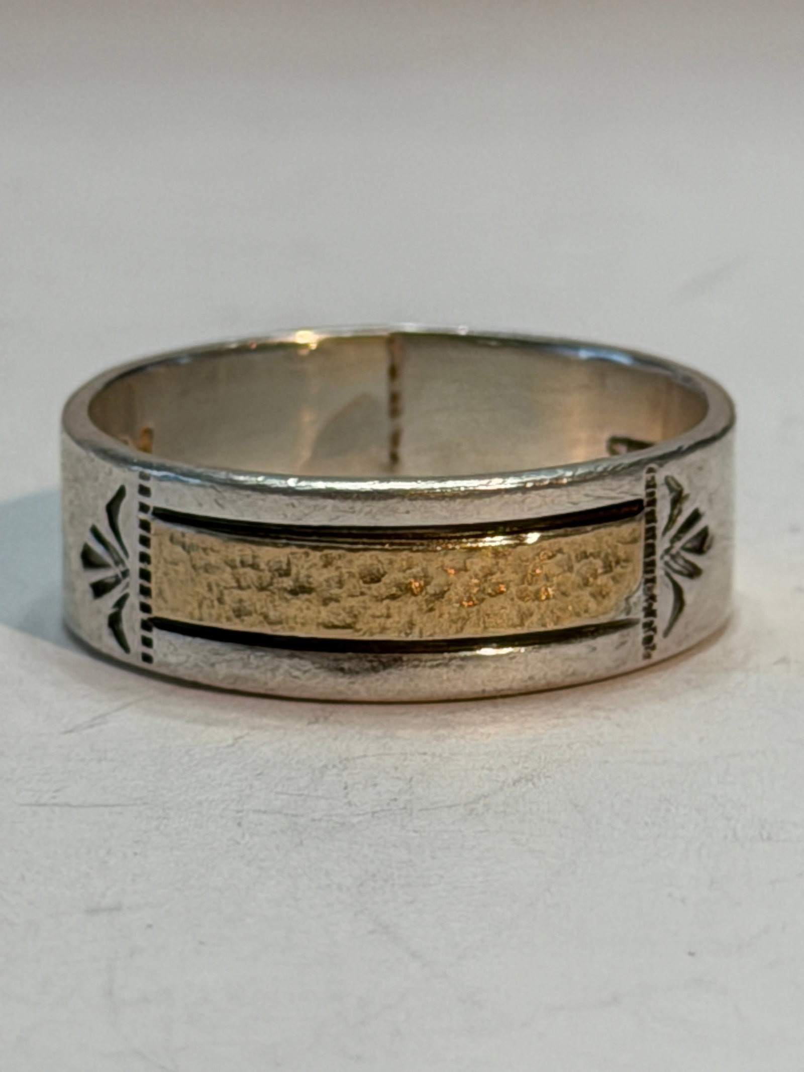 Vintage Sterling Silver & 14K Gold Southwestern Band Ring ? Size 13: Vintage sterling silver band ring with a central 14K gold inlay accented by engraved southwestern geometric designs on each side. This clean minimalist mixed metal design has a timeless unisex look wi