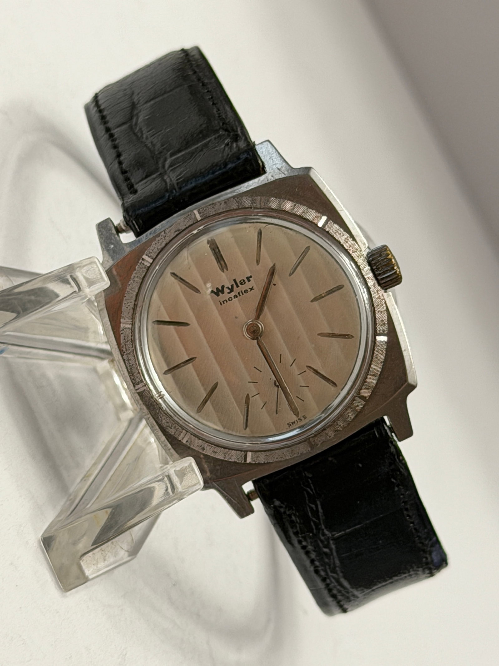 Vintage Wyler Incaflex Mechanical Wristwatch with Solid 14K Gold Bezel Swiss Made: Elegant vintage Wyler Incaflex mechanical wristwatch featuring a refined champagne-tone textured dial with minimalist hour markers and a small seconds subdial. This Swiss-made timepiece is housed in a
