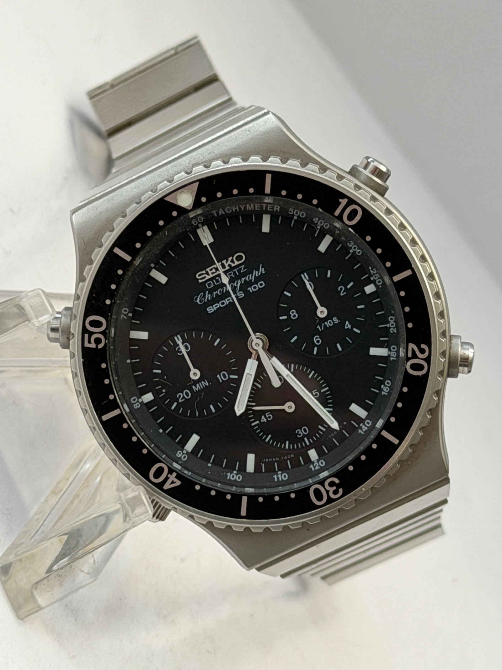 Vintage Seiko Quartz Chronograph Sports 100 Diver Style Wristwatch Ref. 7A28-7040: Classic vintage Seiko Quartz Chronograph Sports 100 wristwatch featuring the highly collectible 7A28 quartz chronograph movement housed in a bold stainless steel diver-style case with original Seiko b
