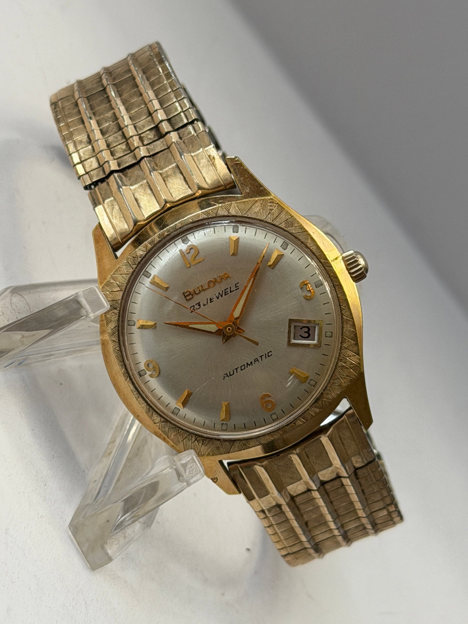 Vintage Bulova 23 Jewels Automatic Gold Tone Wristwatch Date Window (1 of 4)