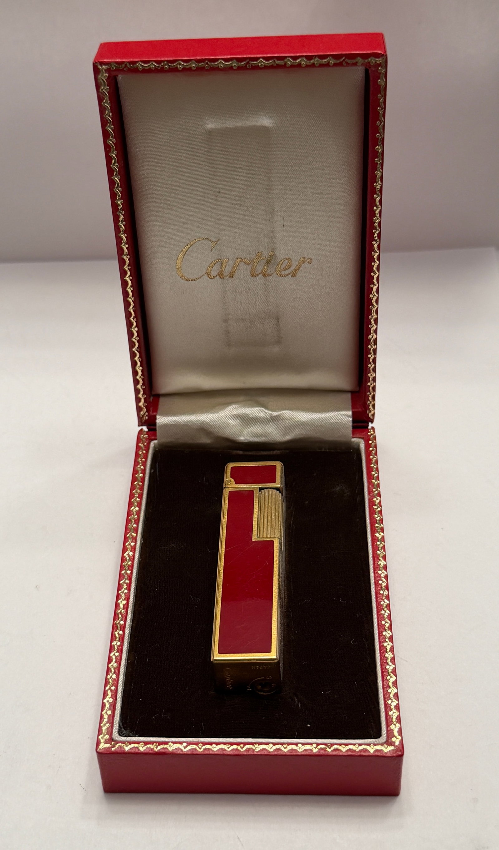 Cartier Must de Cartier Red Lacquer Gold Plated Butane Lighter w/ Original Box ? Japan: Elegant vintage Cartier “Must de Cartier” butane lighter featuring the iconic deep red lacquer panels with gold-plated trim in a sleek Art Deco inspired rectangular design. This luxury lig