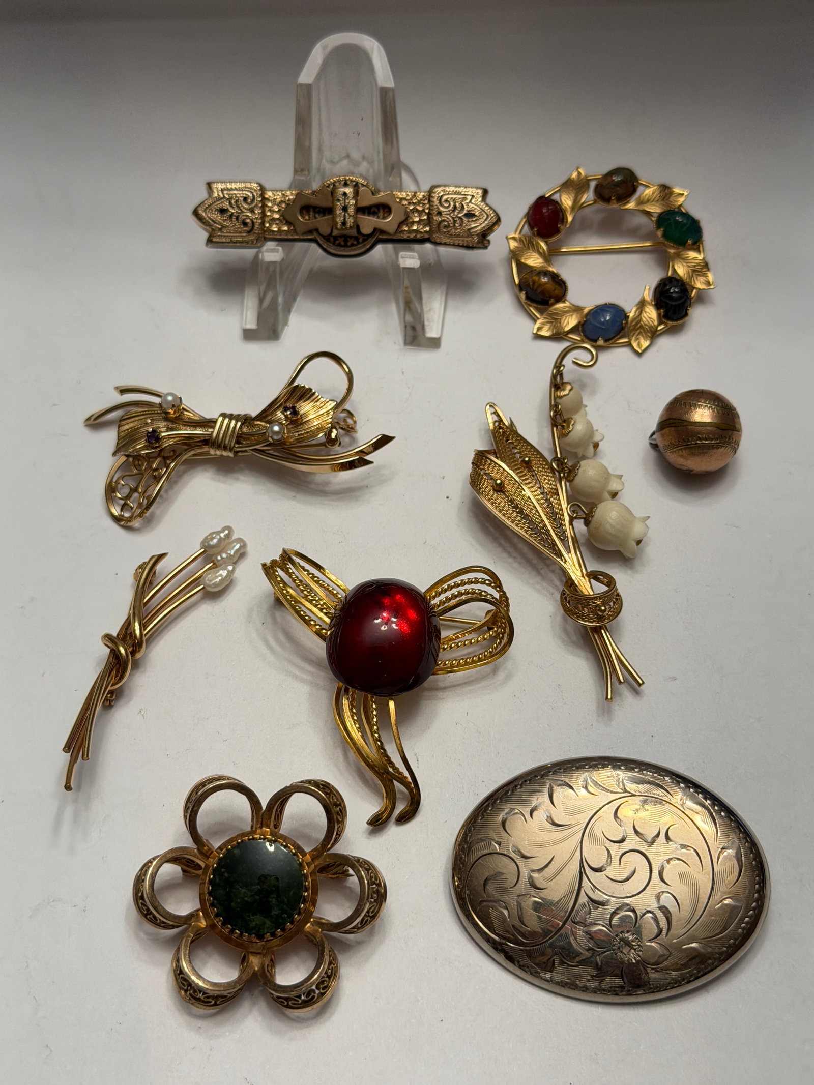 Vintage Gold Filled Brooch Lot Floral Faux Pearl Scarab Retro Jewelry 8 Pc: Lovely mixed lot of 8 vintage gold filled brooches and pins featuring elegant floral, Victorian revival, retro, and mid century designs. This assortment includes detailed filigree work, faux pearls, c