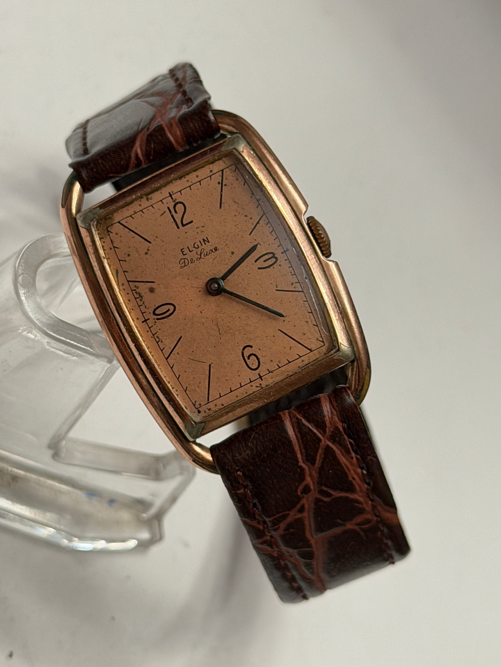 Vintage Elgin De Luxe Curved Tank Wristwatch ? 10K Gold Filled ? Art Deco Style: Classic vintage Elgin De Luxe wristwatch featuring a beautifully curved rectangular “tank” style case with elegant Art Deco design elements. This manually wound dress watch showcases a war