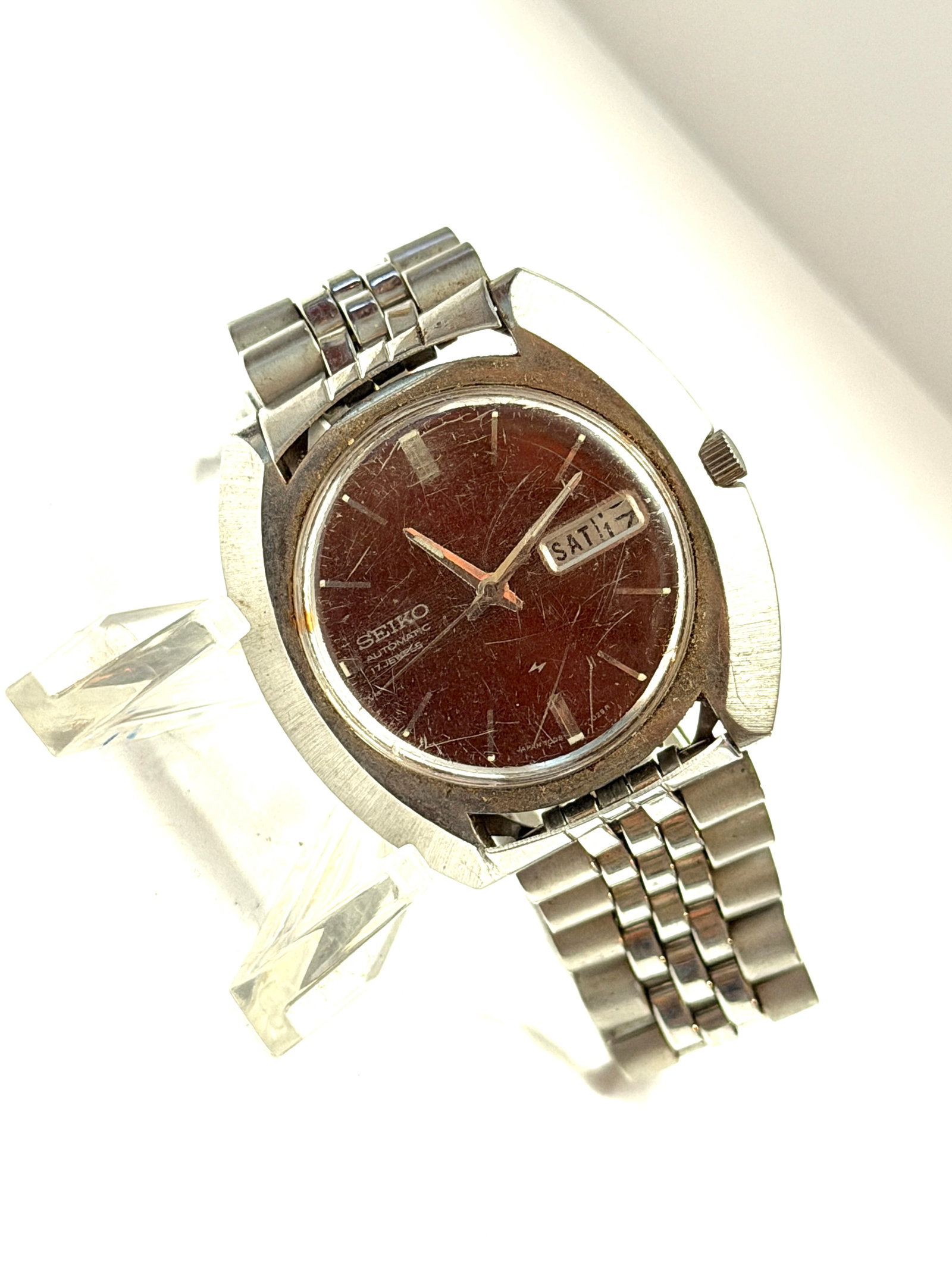 Seiko 7006-7020 Automatic Day-Date Wristwatch ? Burgundy Dial Stainless Steel (Japan): Seiko automatic day-date wristwatch featuring the desirable reference 7006-7020 with an eye-catching deep burgundy sunburst dial and classic 1970s styling. This handsome timepiece is powered by Seiko&