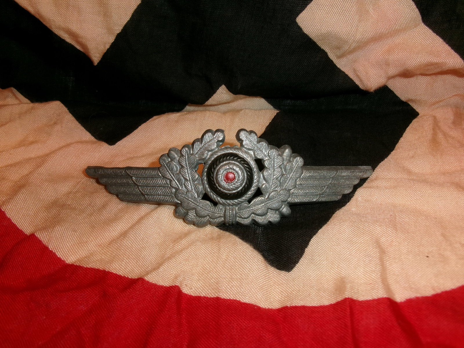 WWII German Luftwaffe Visor Cap Wreath and Cockade Insignia (1 of 2)