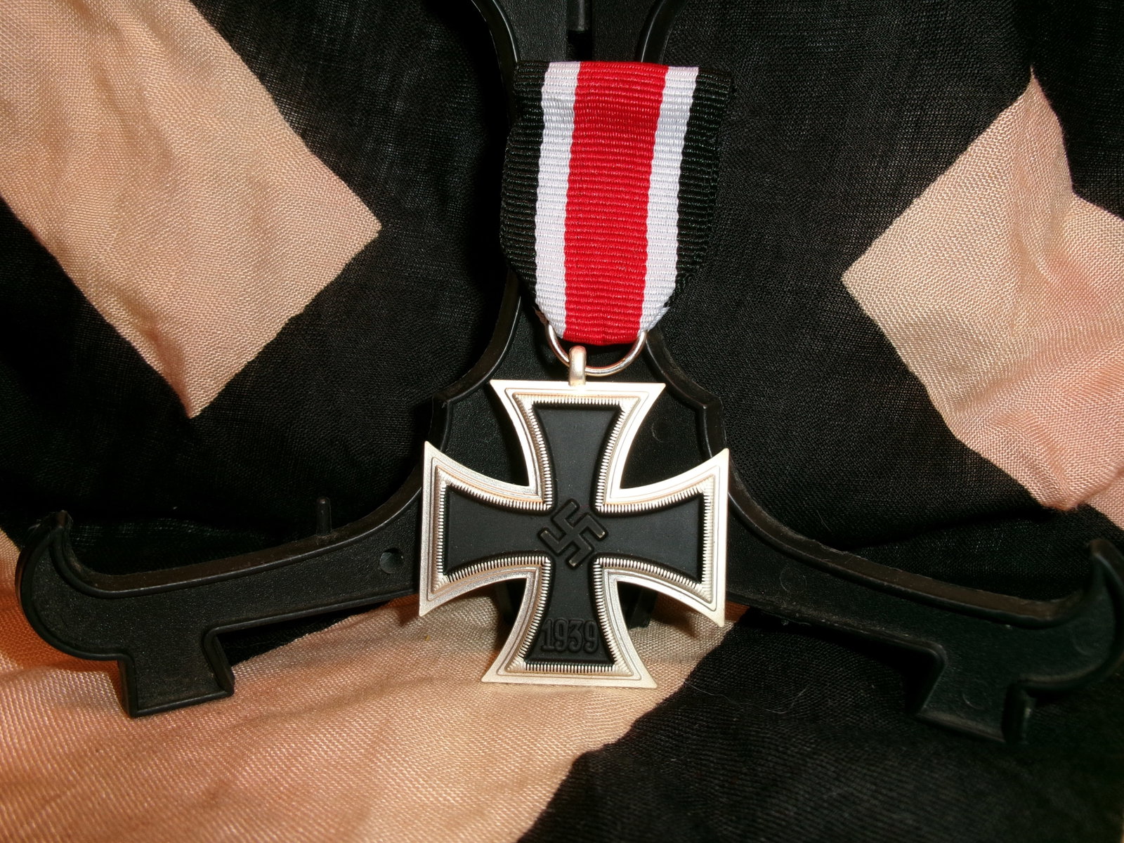 WWII German Iron Cross Second Class Medal, 1939 (1 of 2)