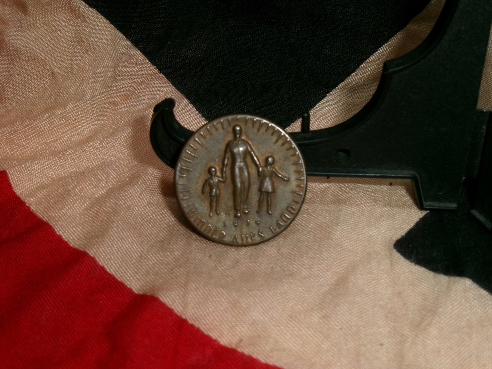 1934 German “Kinder Alles Land?? Commemorative Tinnie Badge (1 of 4)